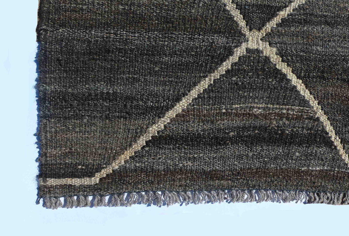 Textura de lana natural en alfombra Kelim Karachi, tejida artesanalmente