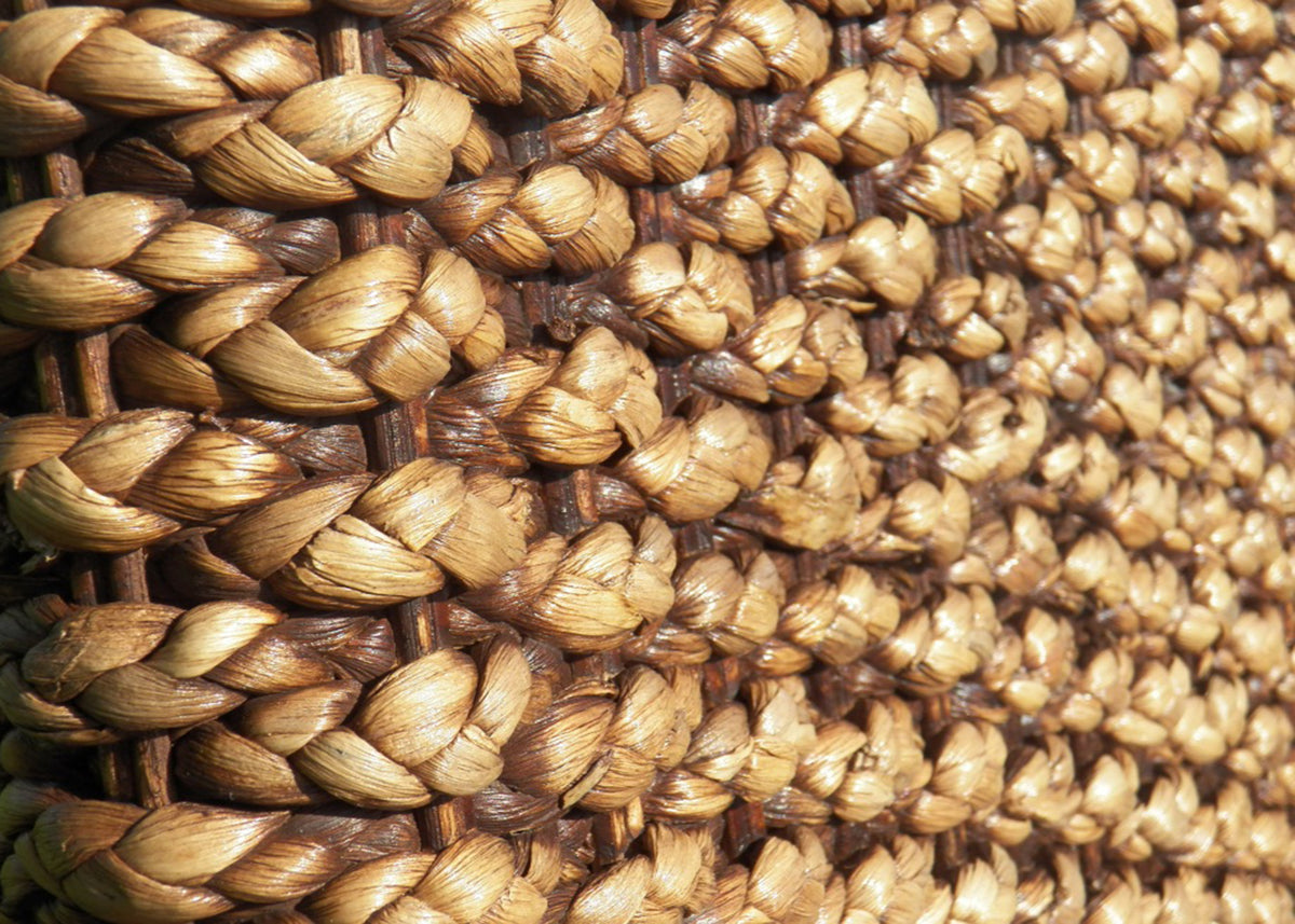 Detalle del tejido de rattan natural en el comedor Isabella