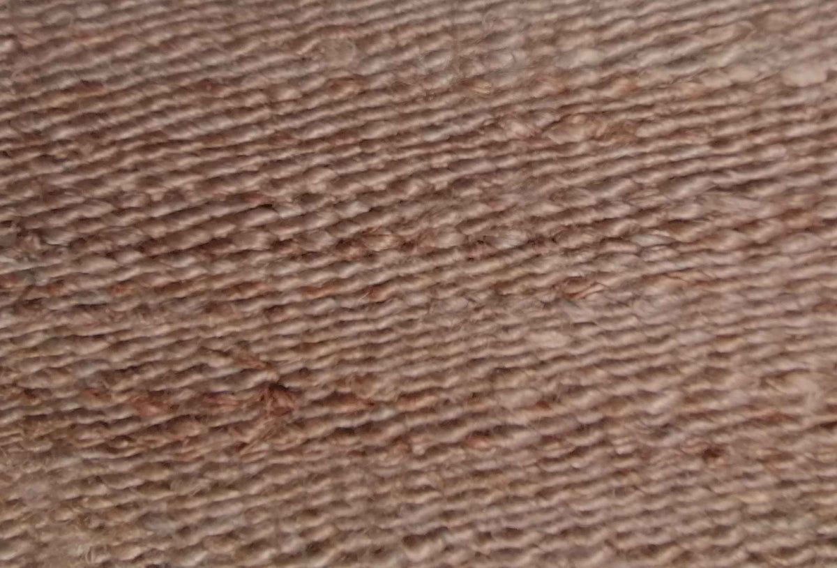 Detalle del tejido artesanal de fibra de yute en alfombra decorativa