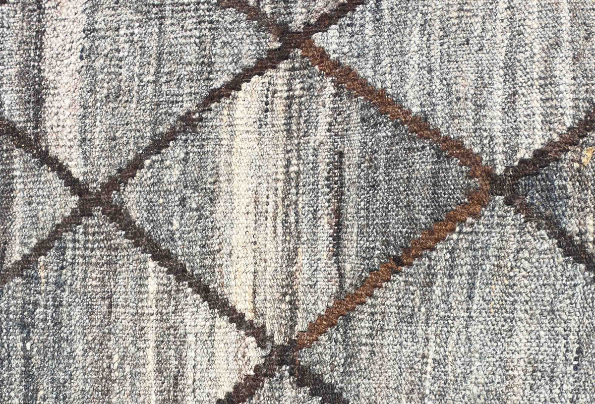 Detalle de patrones geométricos en alfombra Kelim de lana, tejido tradicional Pakistaní