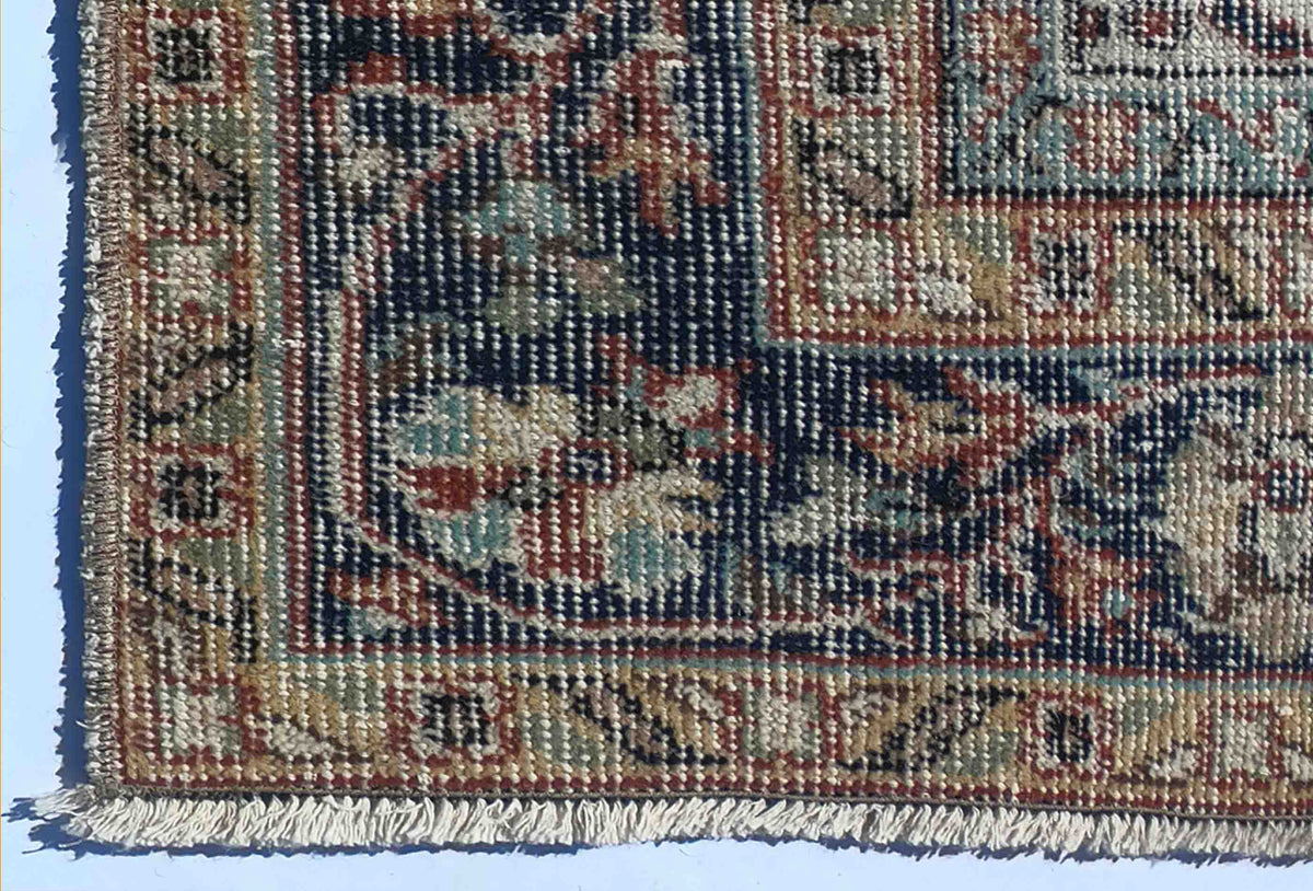 Detalle de patrón neutralizado y teñido en alfombra vintage turca