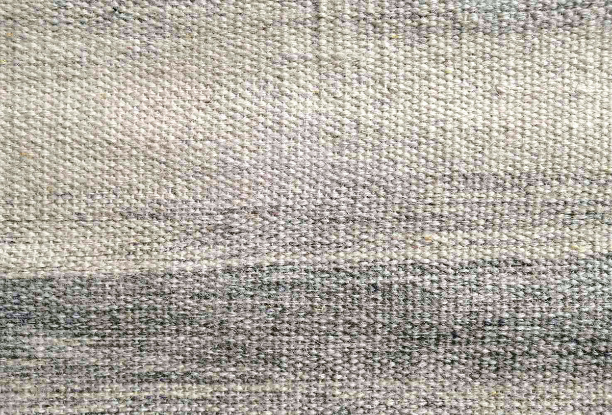 Detalle de motivos geométricos en alfombra Kelim de tejido plano