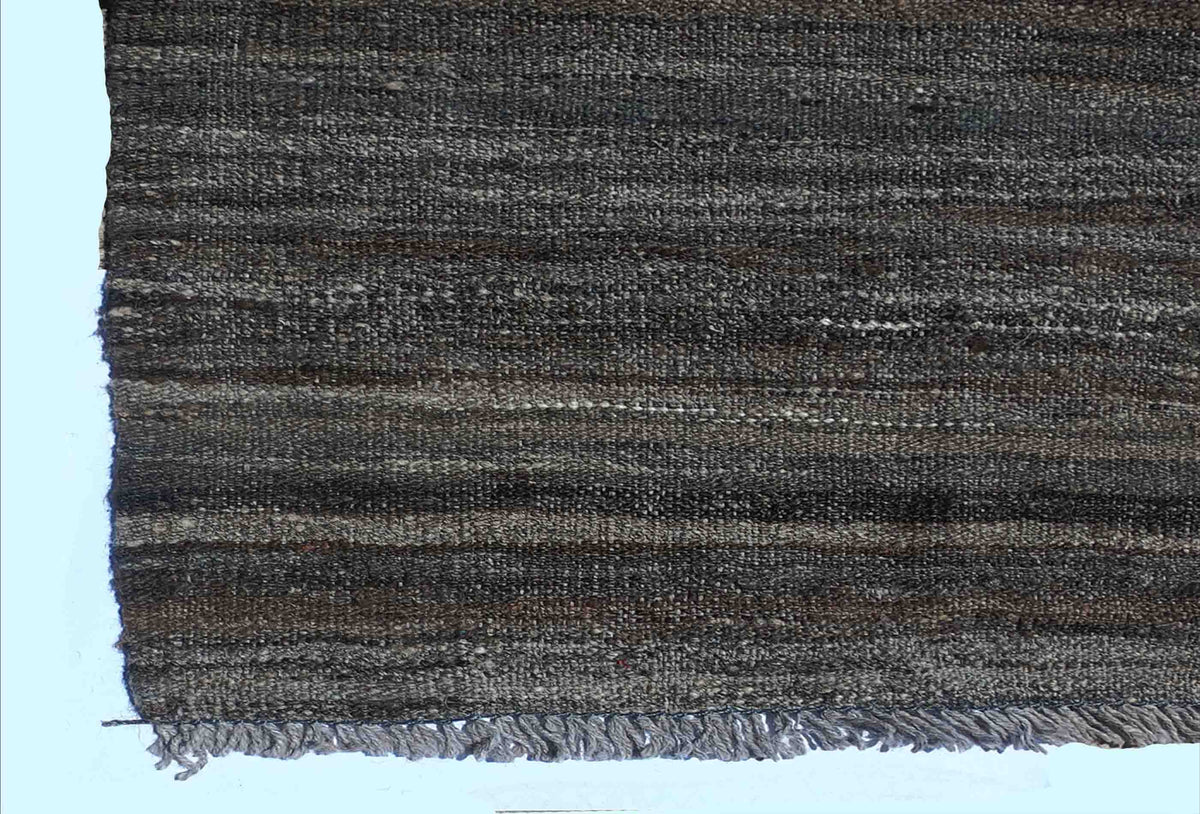 Vista lateral de alfombra Kelim Karachi, mostrando tejido plano y reversible