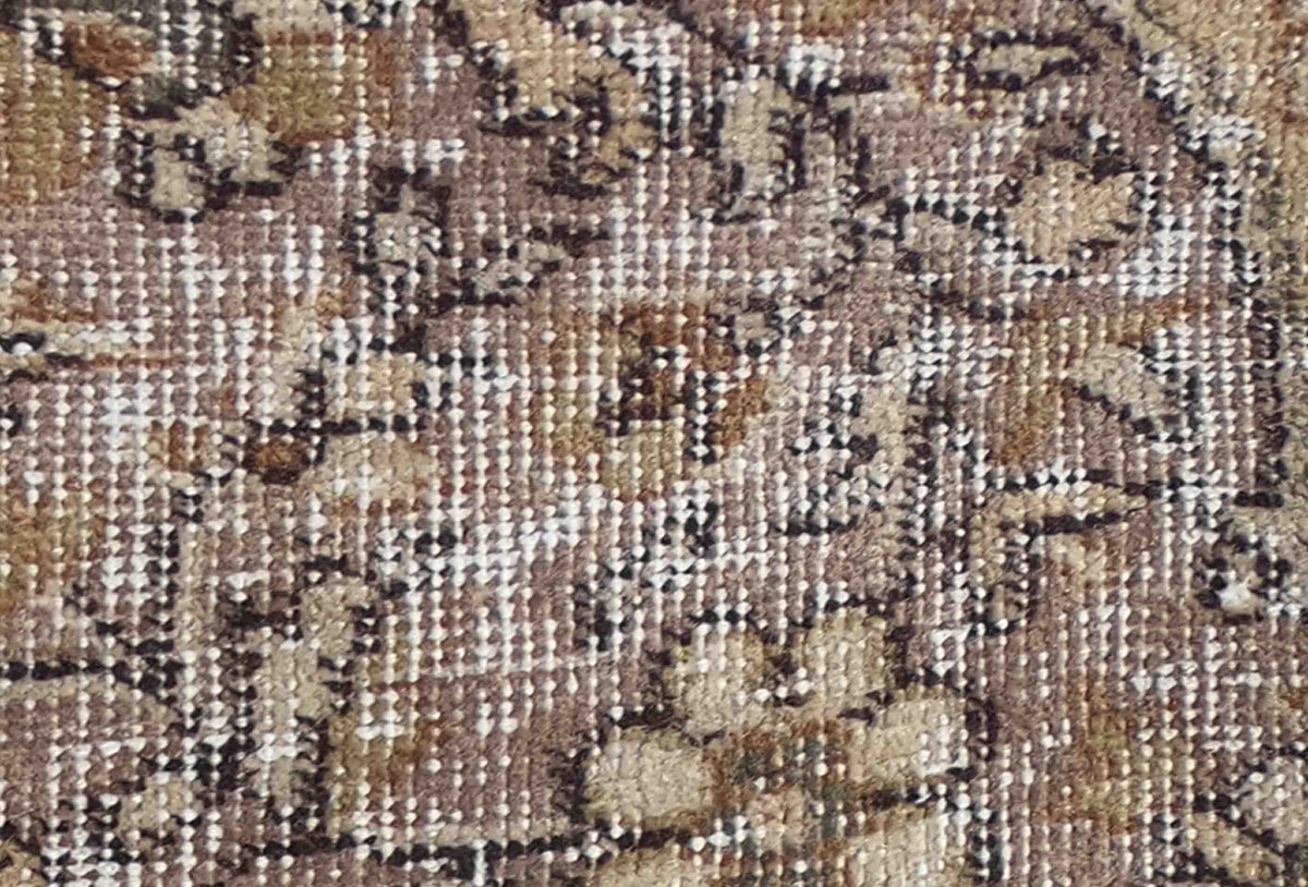 Detalle de diseño clásico neutralizado en alfombra persa turca hecha a mano
