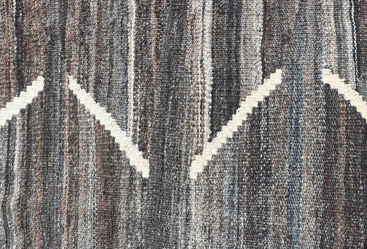 Textura de lana natural en alfombra Kelim Karachi, tejida a mano con tintes naturales