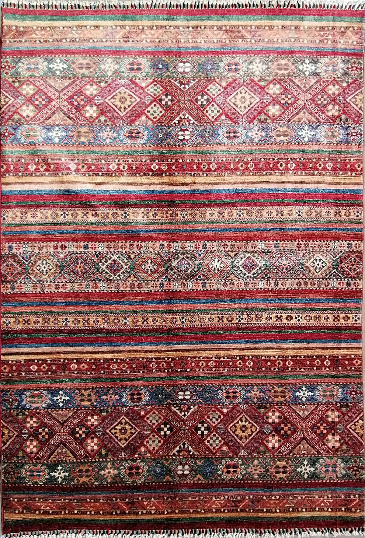 Alfombra persa de lana natural, diseño geométrico lineal en tonos burdeos - Consorcio Persa