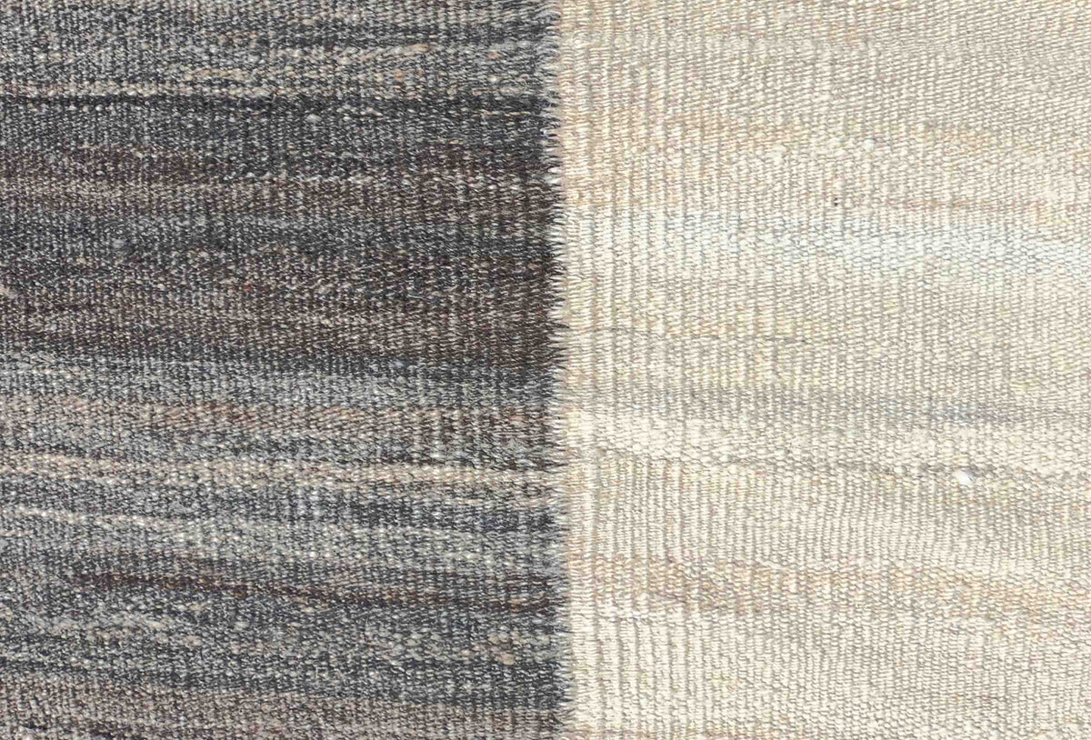 Textura de lana natural en alfombra Kelim Karachi, teñida con tintes naturales