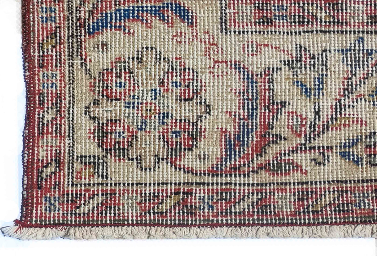Detalle de patrón neutralizado en alfombra turca vintage