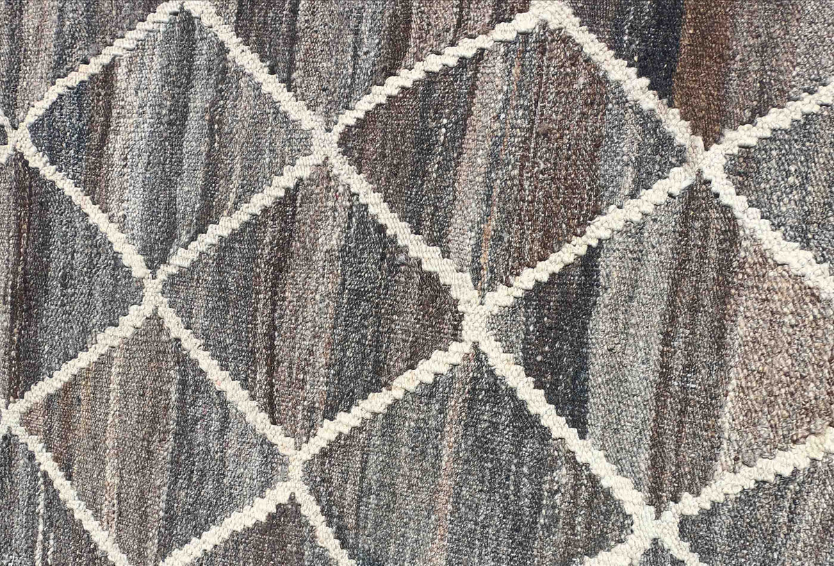 Textura de lana natural en alfombra Kelim Karachi, tejida artesanalmente