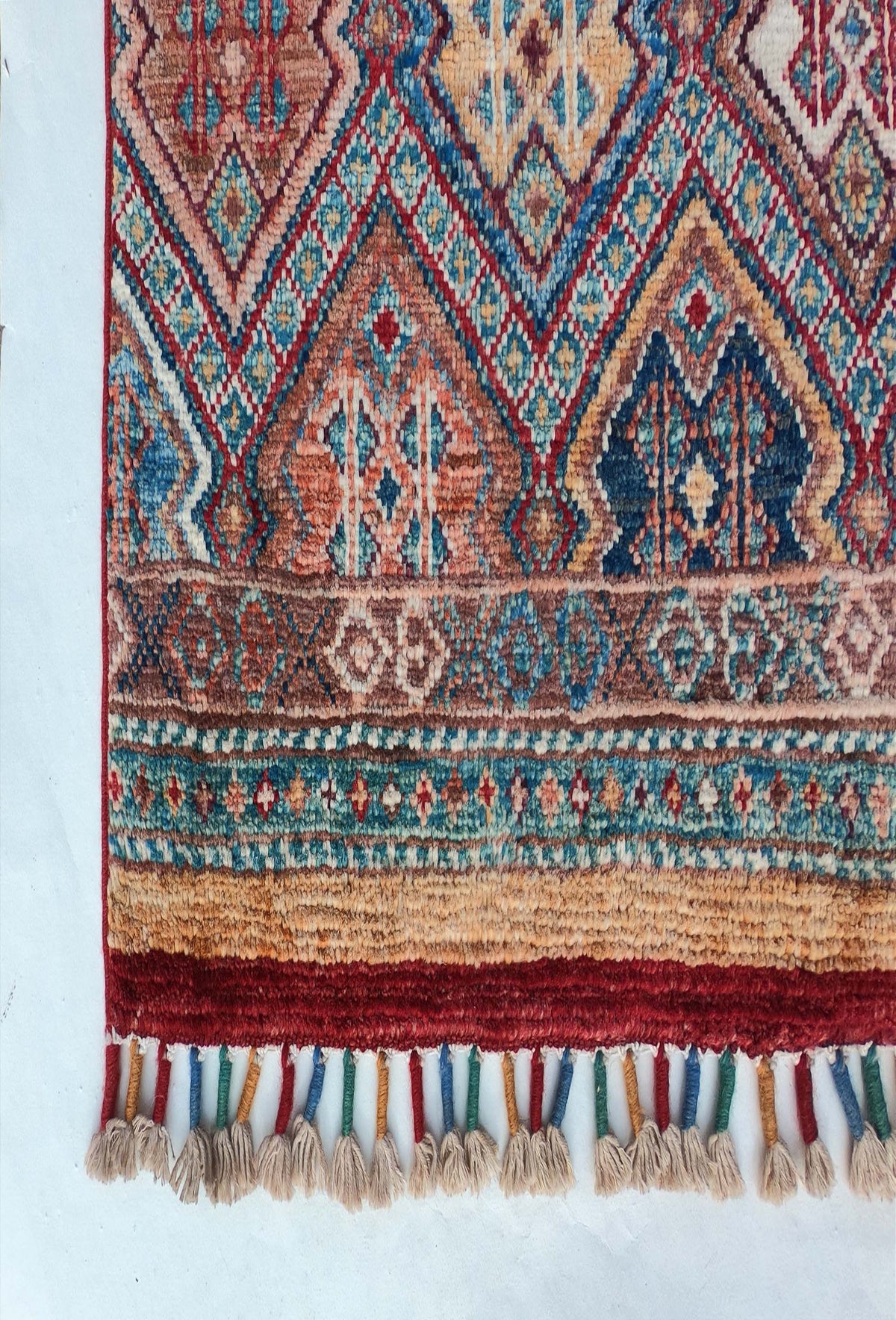 Textura suave de lana natural en alfombra persa hecha a mano