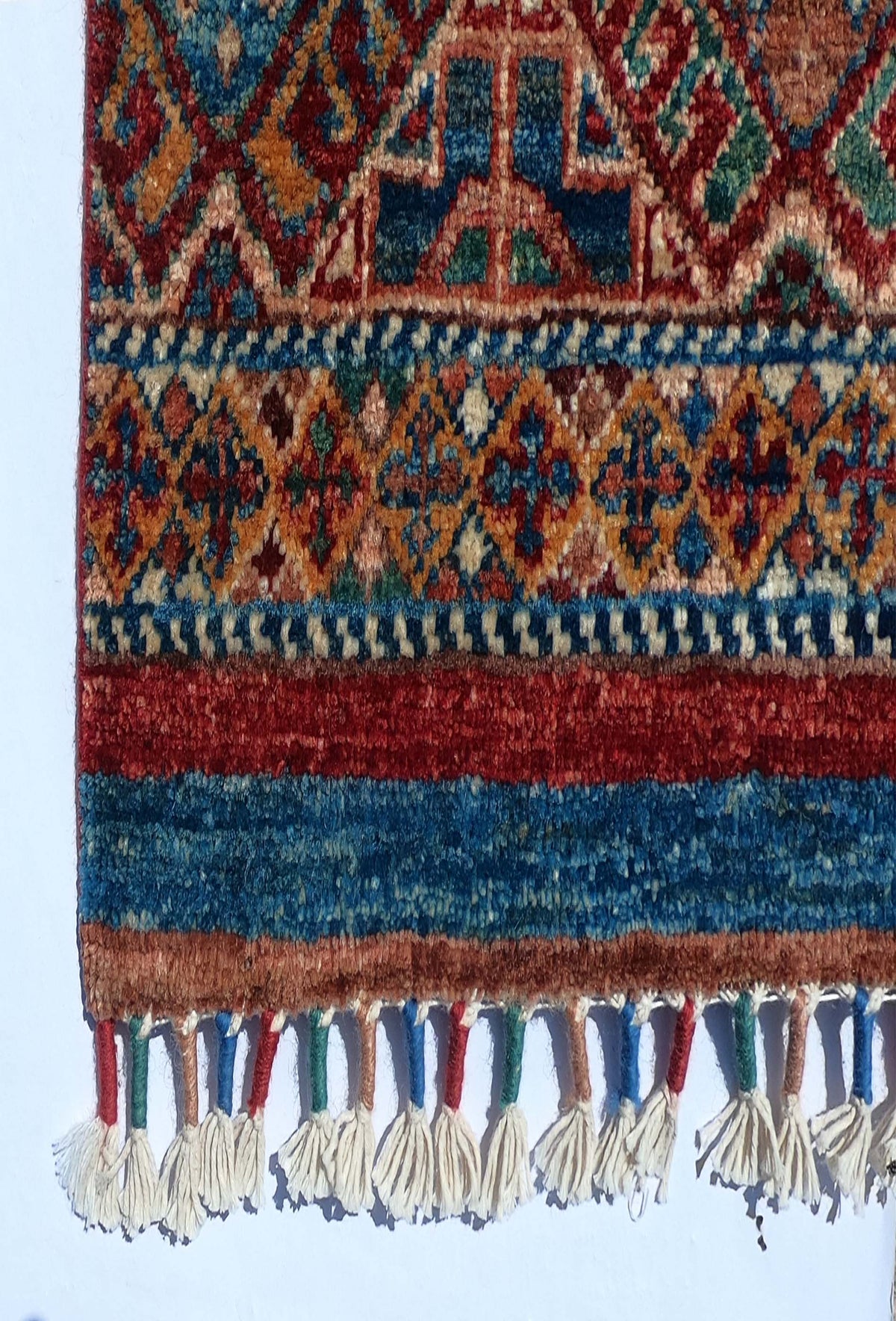 Textura gruesa de lana natural en alfombra persa hecha a mano