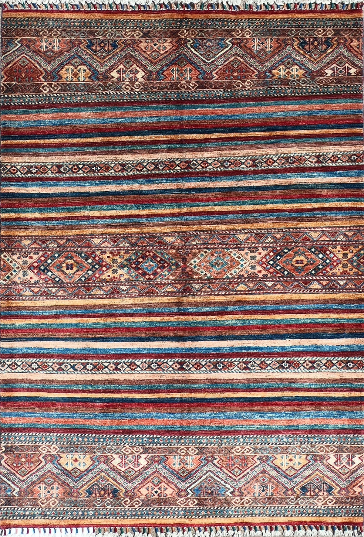 Alfombra persa de lana natural suave, diseño geométrico lineal en tonos burdeos - Consorcio Persa