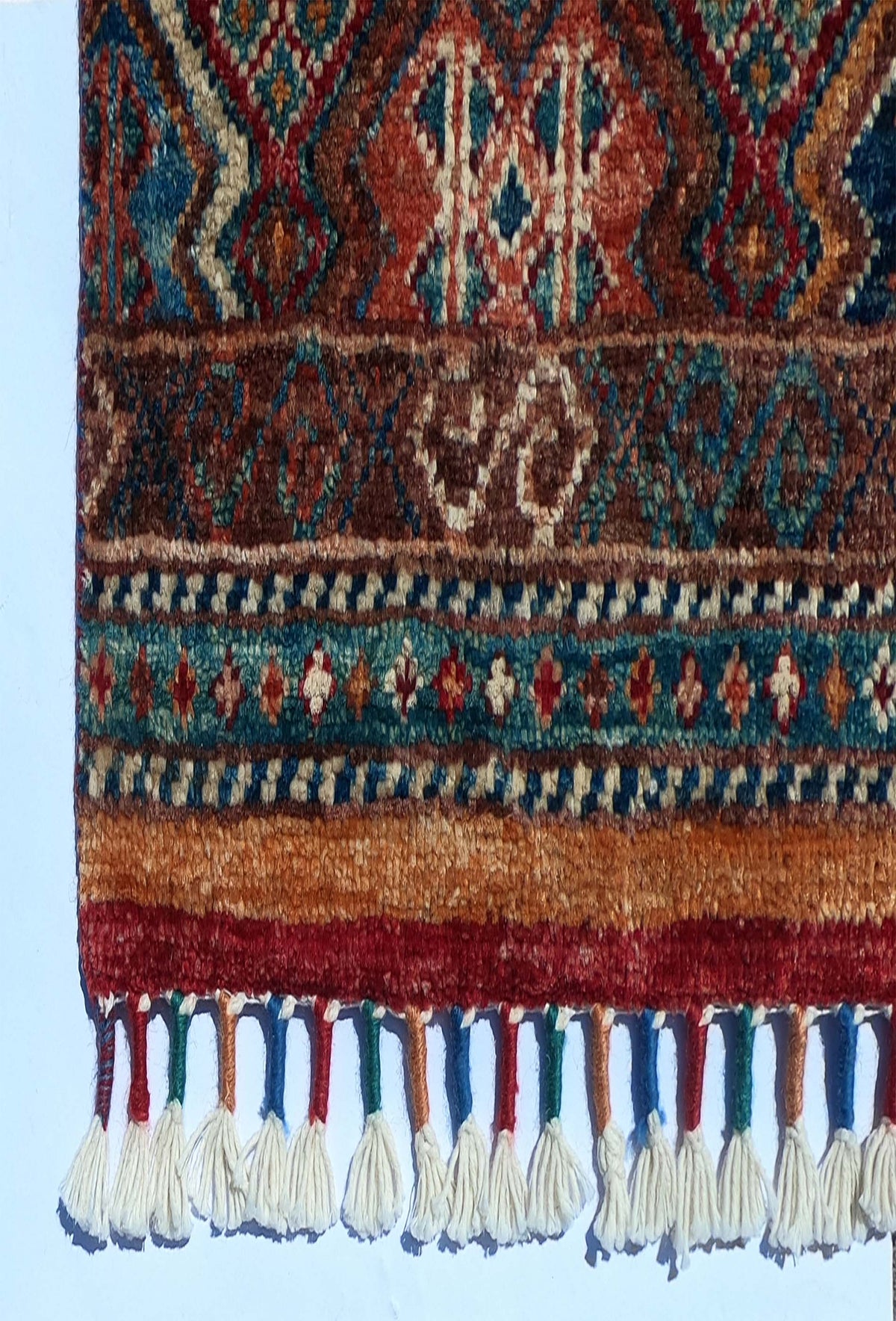 Textura de lana natural suave en alfombra persa importada, anudada a mano