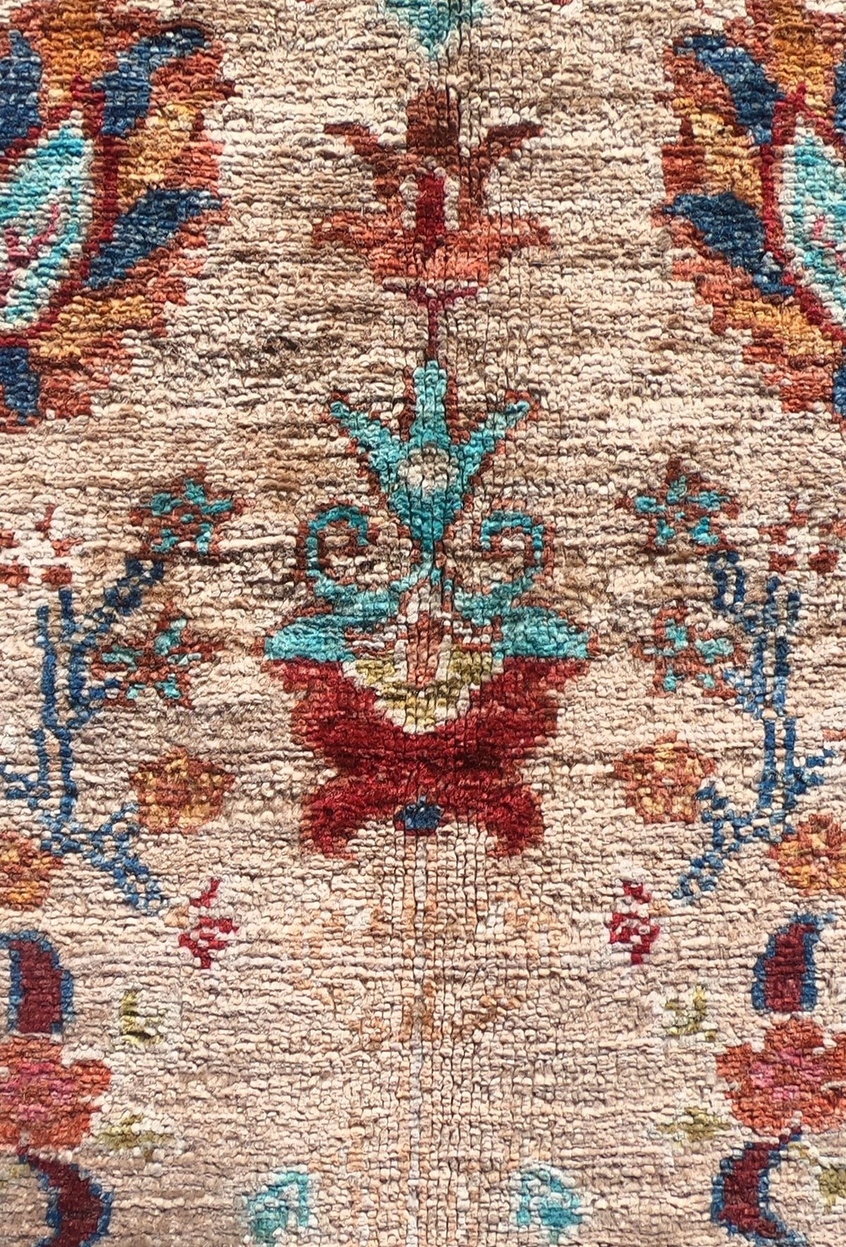 Detalle del intrincado diseño floral de alfombra persa hecha a mano