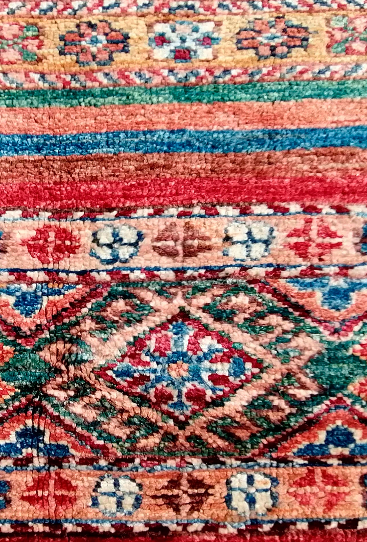Detalle del patrón geométrico lineal en alfombra persa de lana hecha a mano