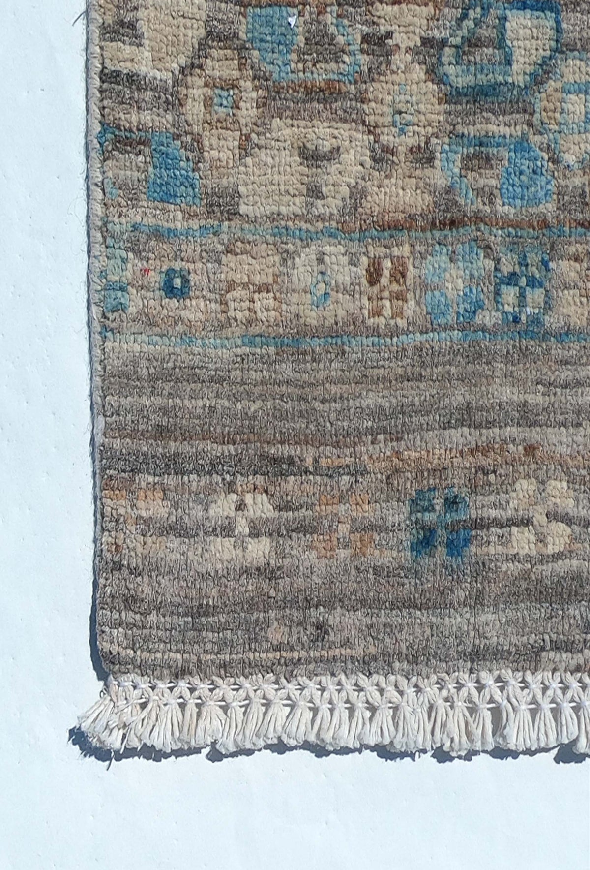Textura suave de lana natural en alfombra persa importada