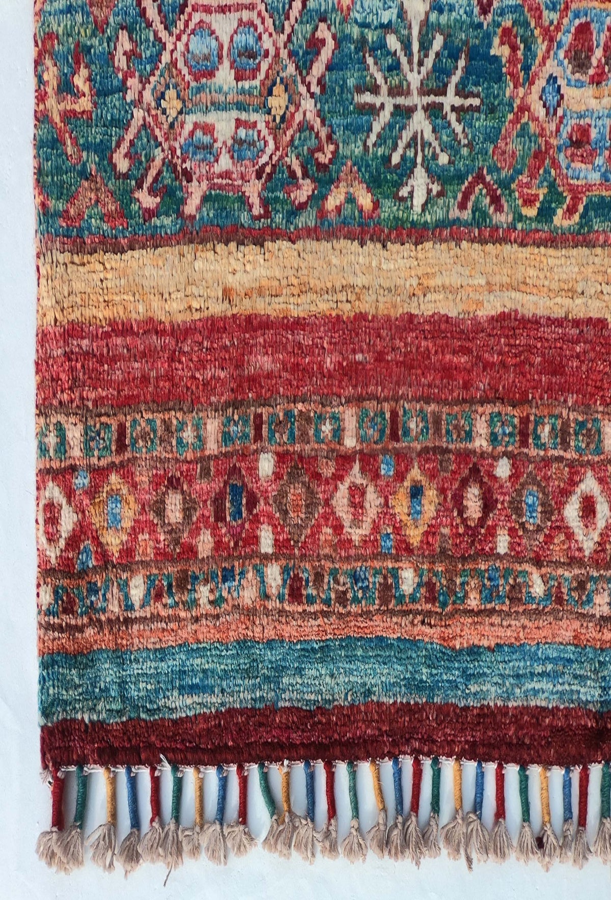 Textura suave de lana natural en alfombra persa importada