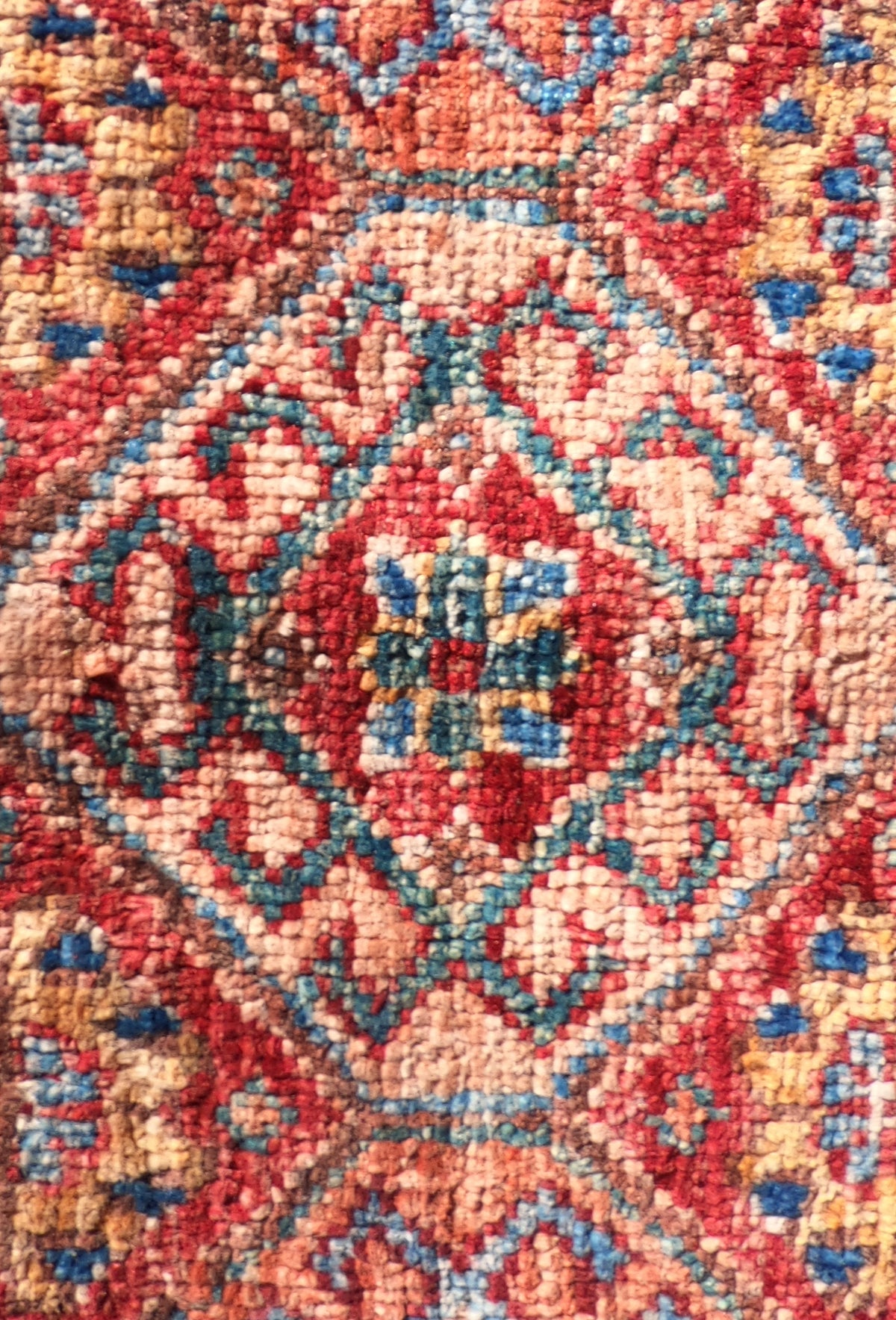 Detalle de diseño geométrico lineal en alfombra persa de lana hecha a mano