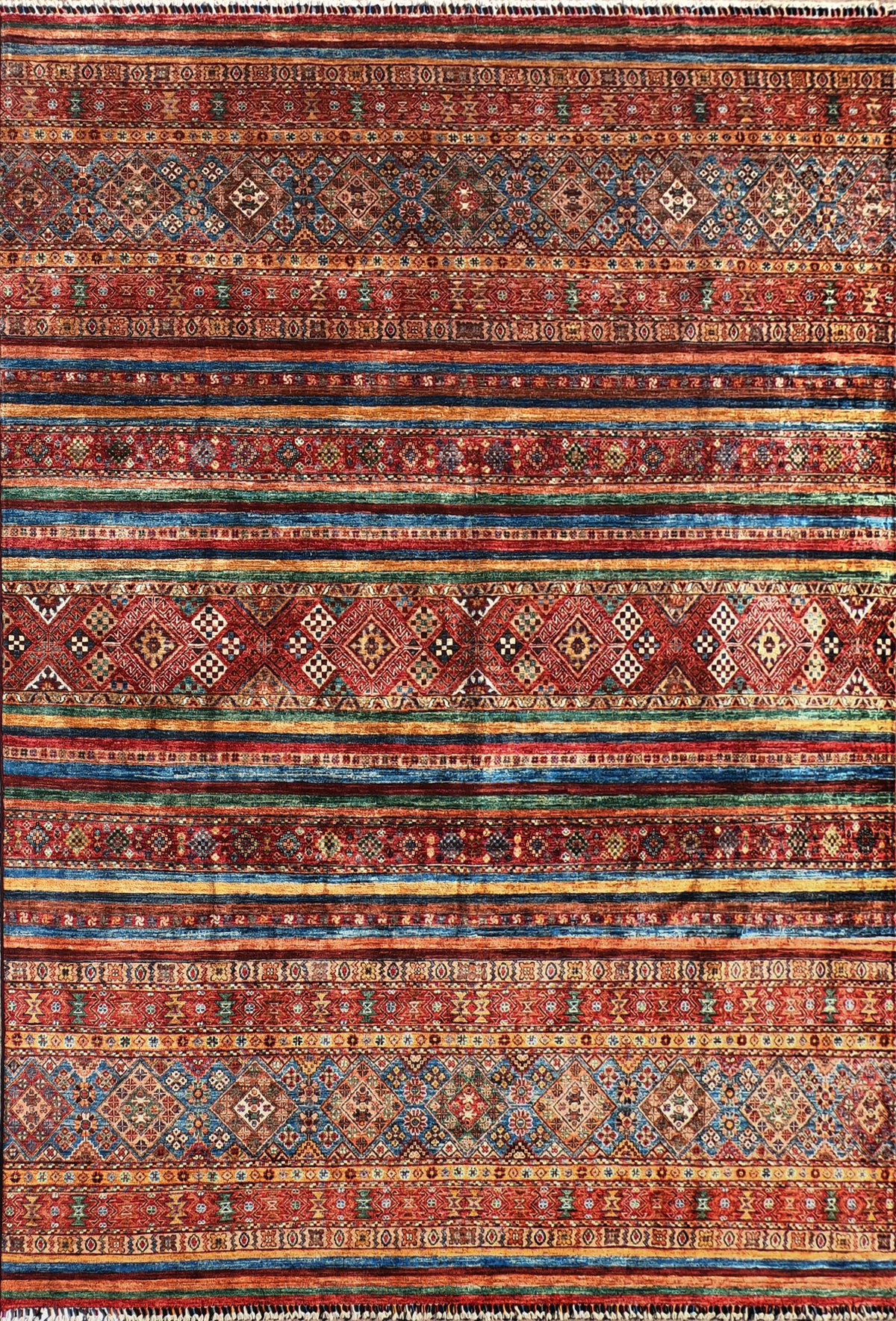 Alfombra persa de lana natural, diseño geométrico lineal en tonos burdeos - Consorcio Persa