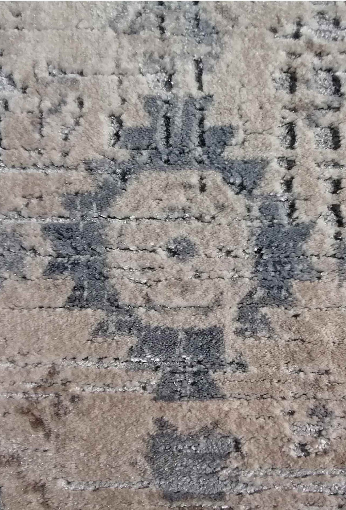 Detalle de diseño contemporáneo en alfombra turca importada de colores neutros