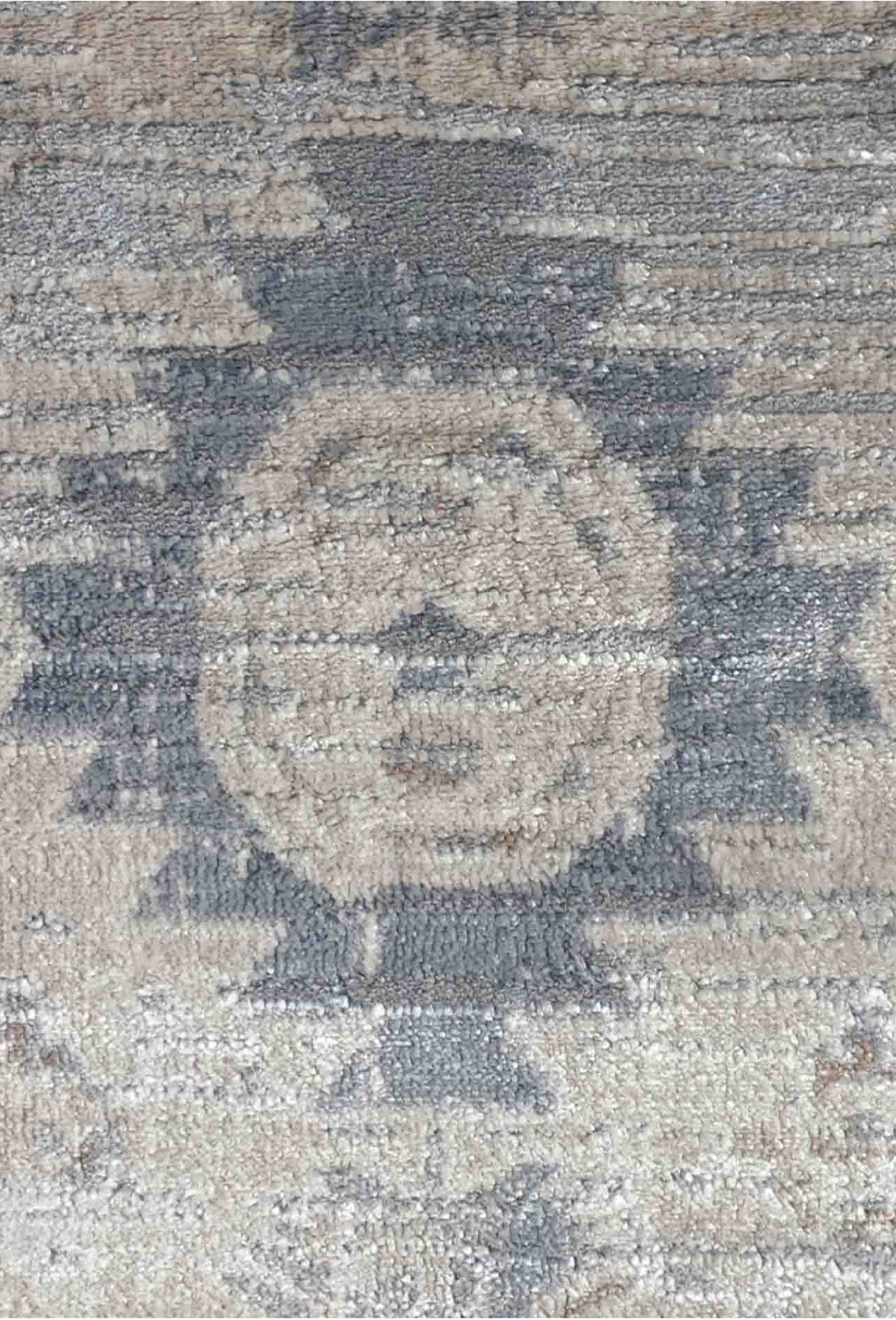 Detalle de diseño contemporáneo en alfombra turca importada