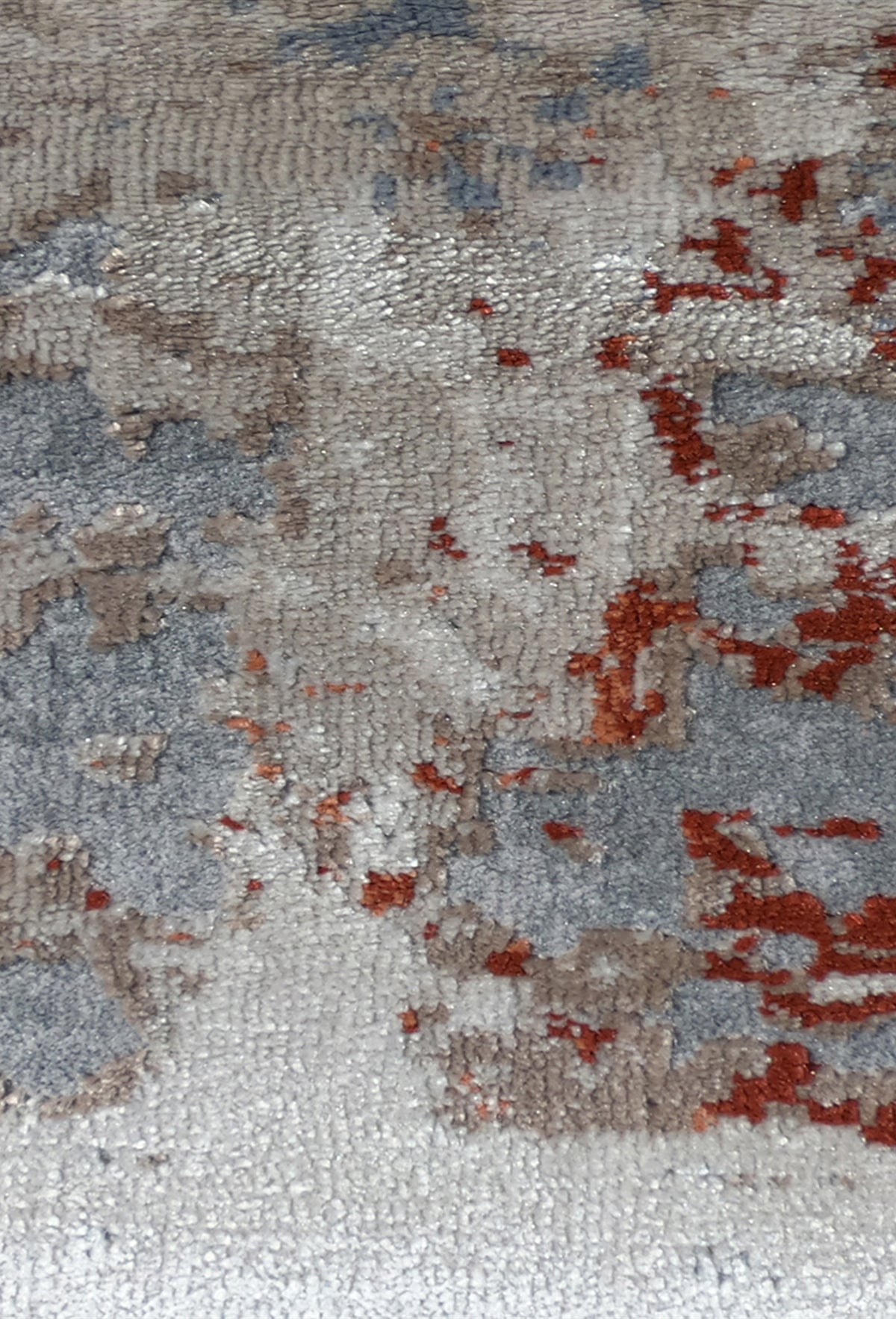 Detalle de diseño contemporáneo en alfombra turca importada