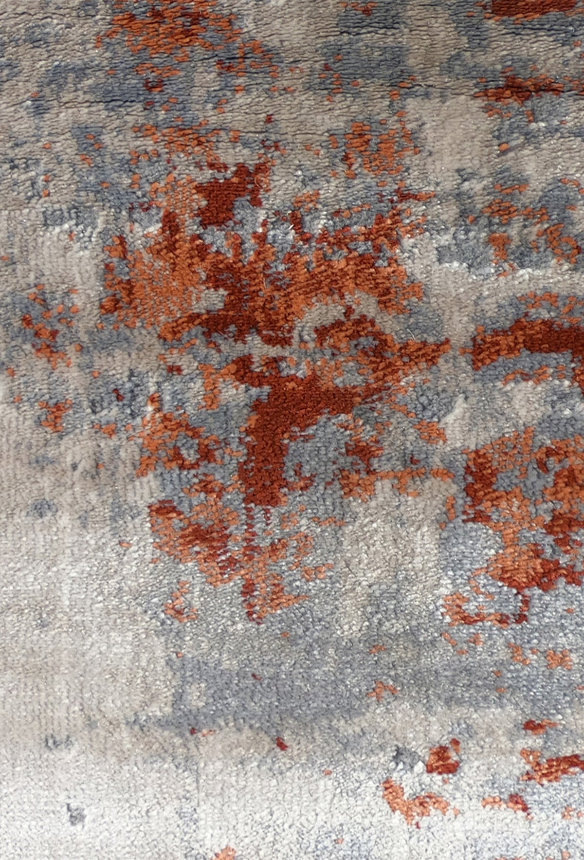 Detalle de patrón moderno en alfombra turca importada