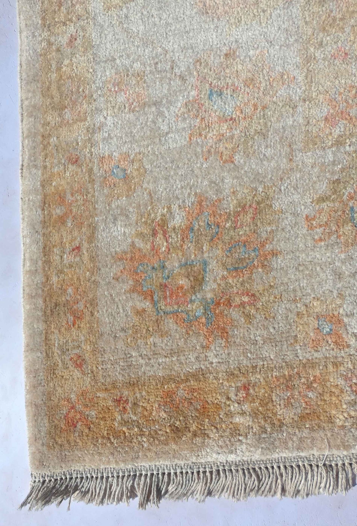 Detalle de la trama y el anudado a mano de la alfombra Farahan Pakistaní