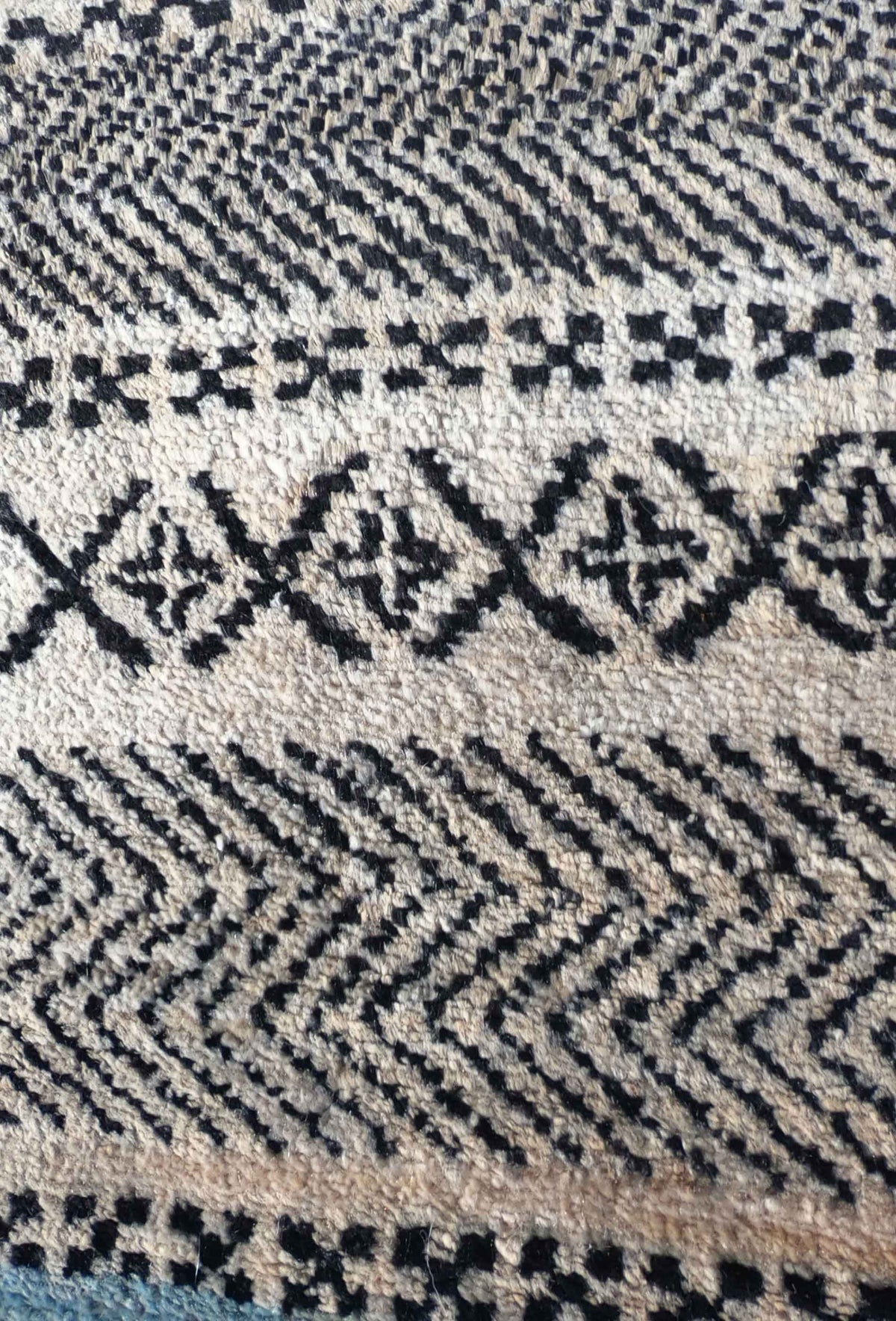 Alfombra lana beige y burdeos estilo clásico para living