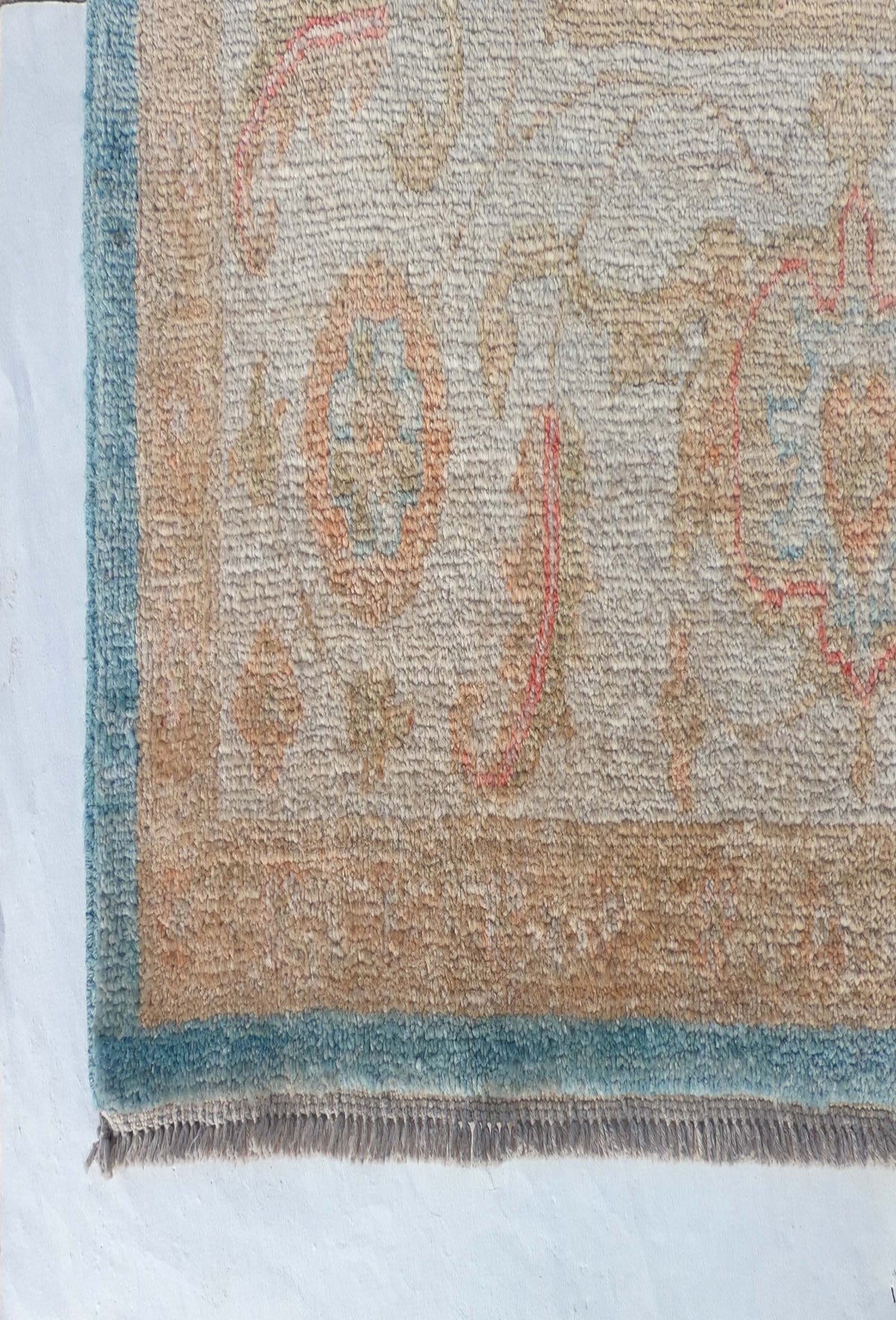 Textura gruesa de lana natural en alfombra persa artesanal