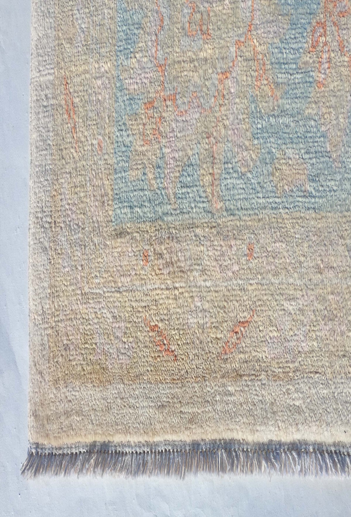Textura gruesa y anudada a mano de lana natural en alfombra persa vintage