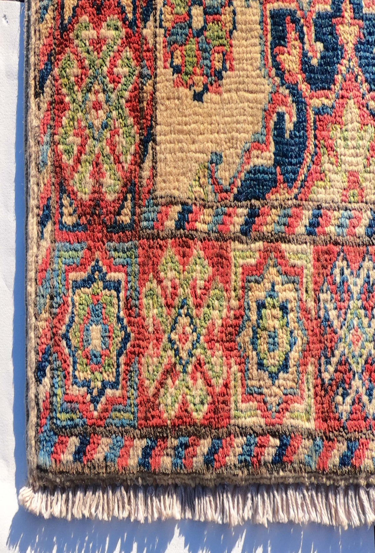Textura gruesa y suave de lana natural en alfombra persa vintage
