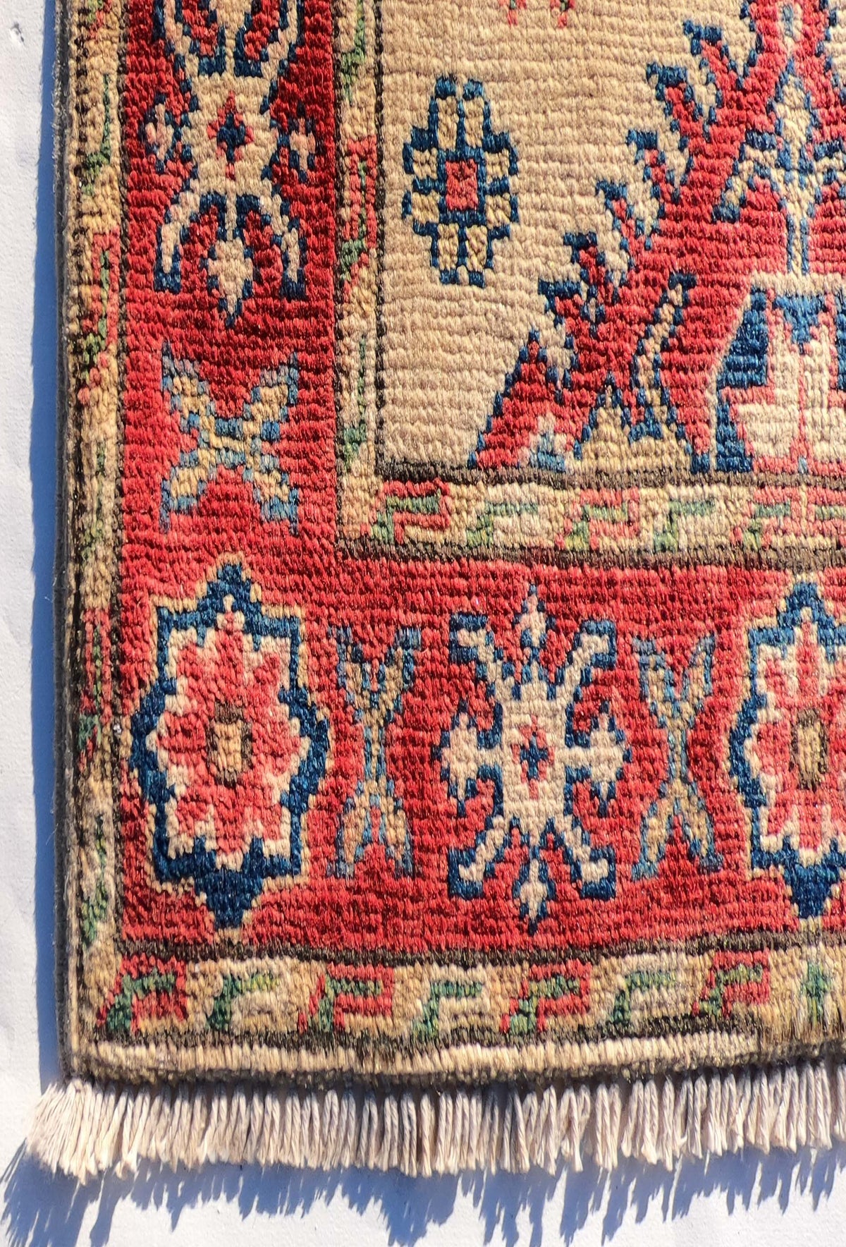 Textura gruesa y suave de lana natural en alfombra persa vintage