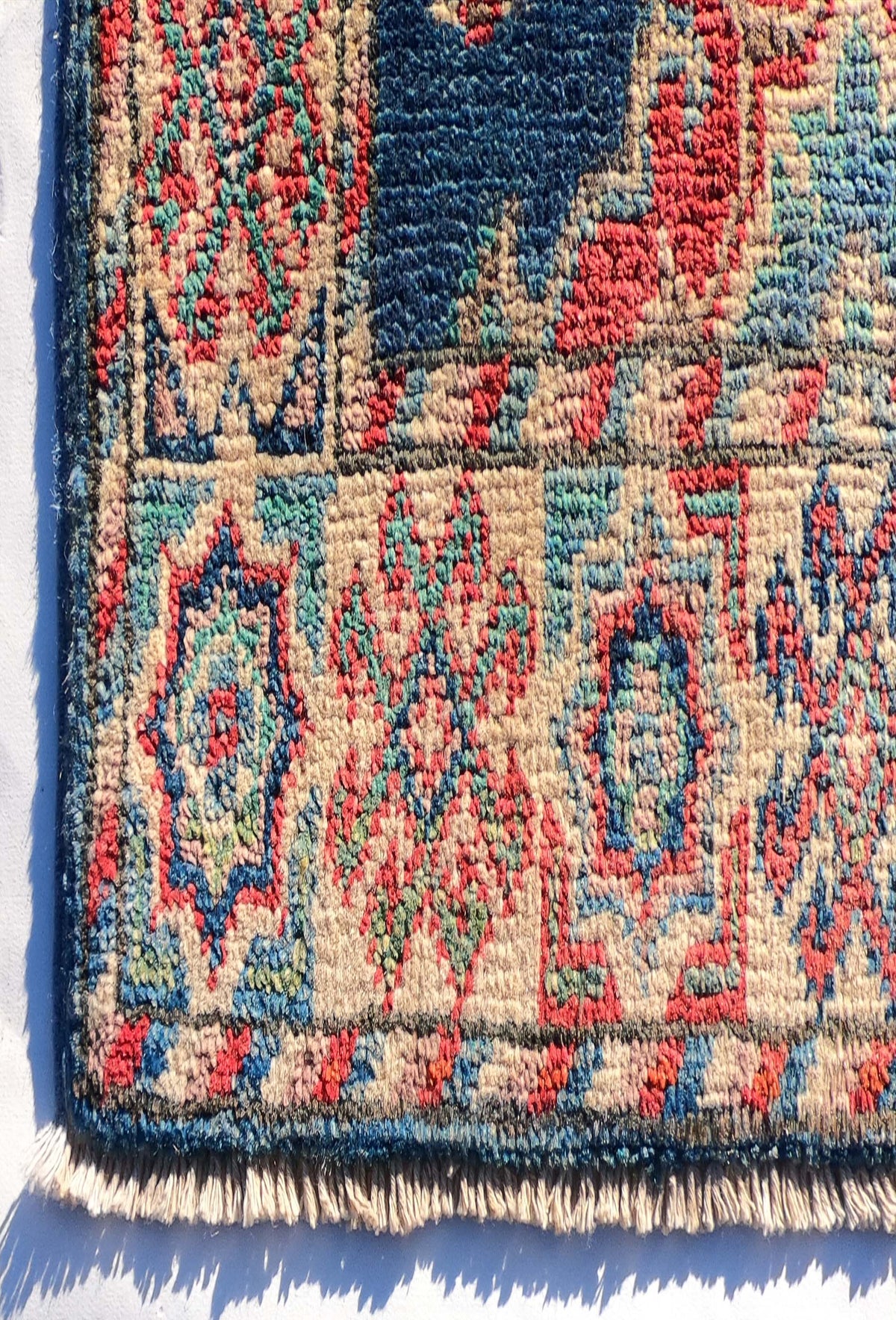 Textura gruesa y suave de lana natural en alfombra persa vintage
