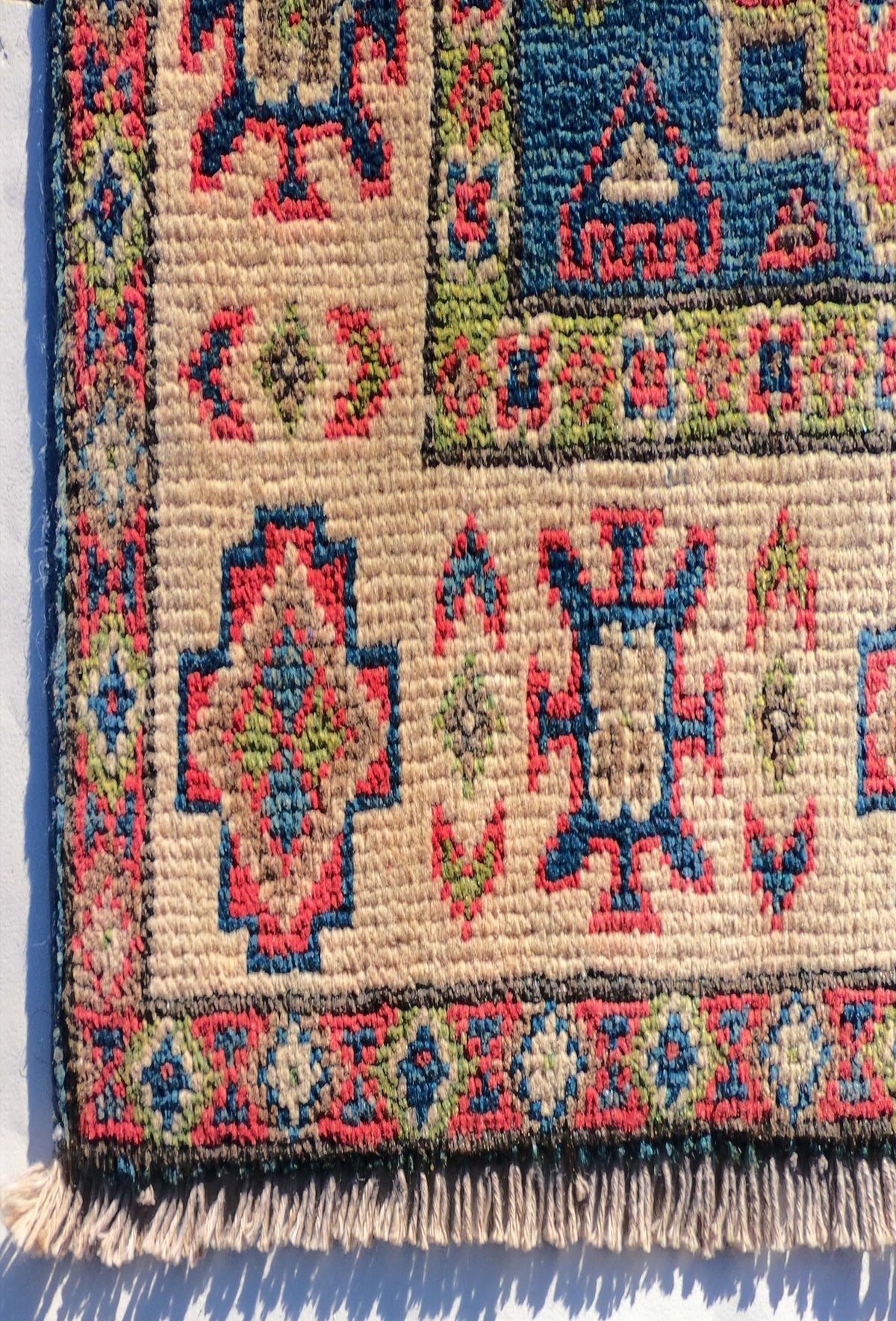 Textura gruesa y anudada a mano de lana natural en alfombra persa