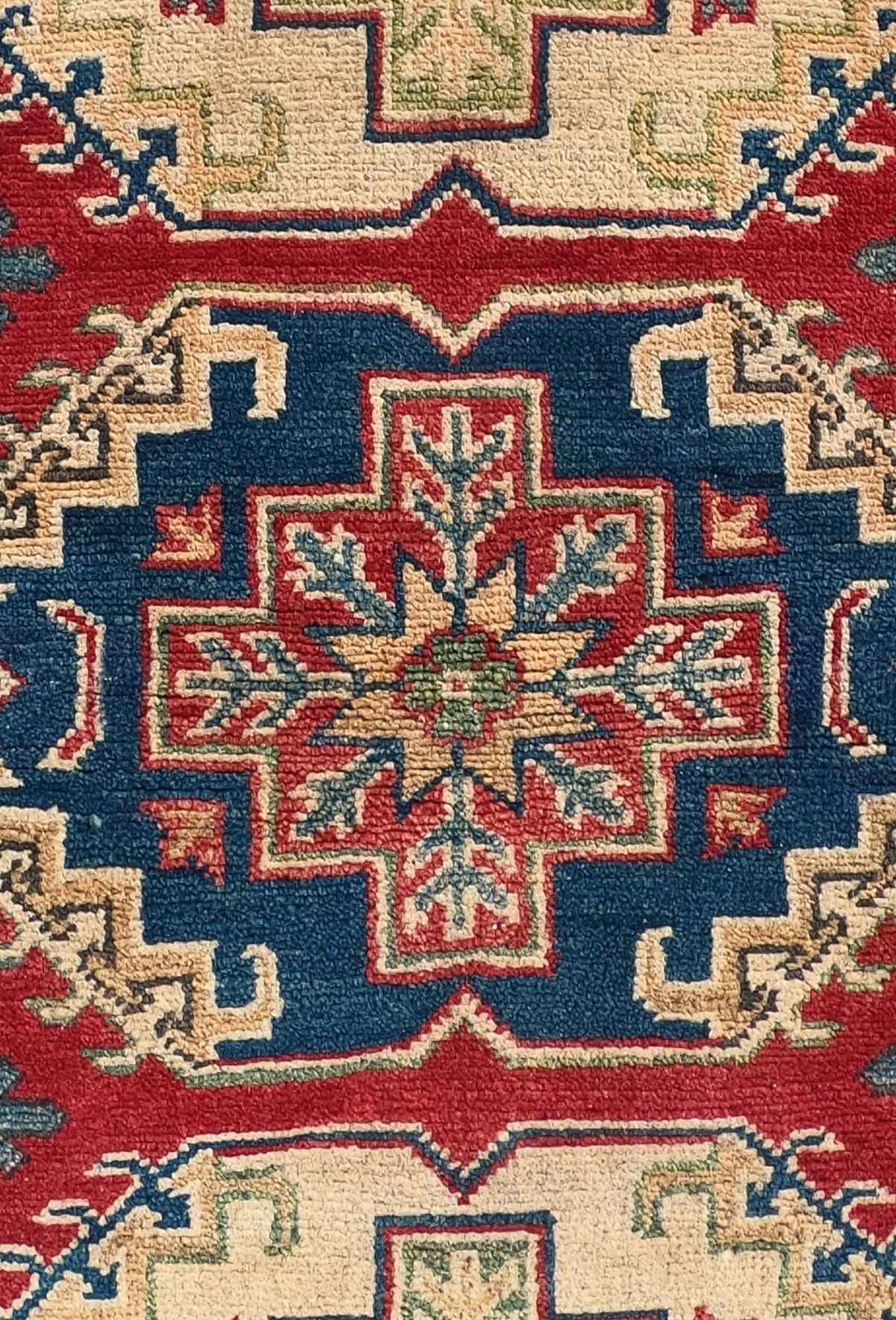 Alfombra Kazak anudada a mano, detalle de la trama