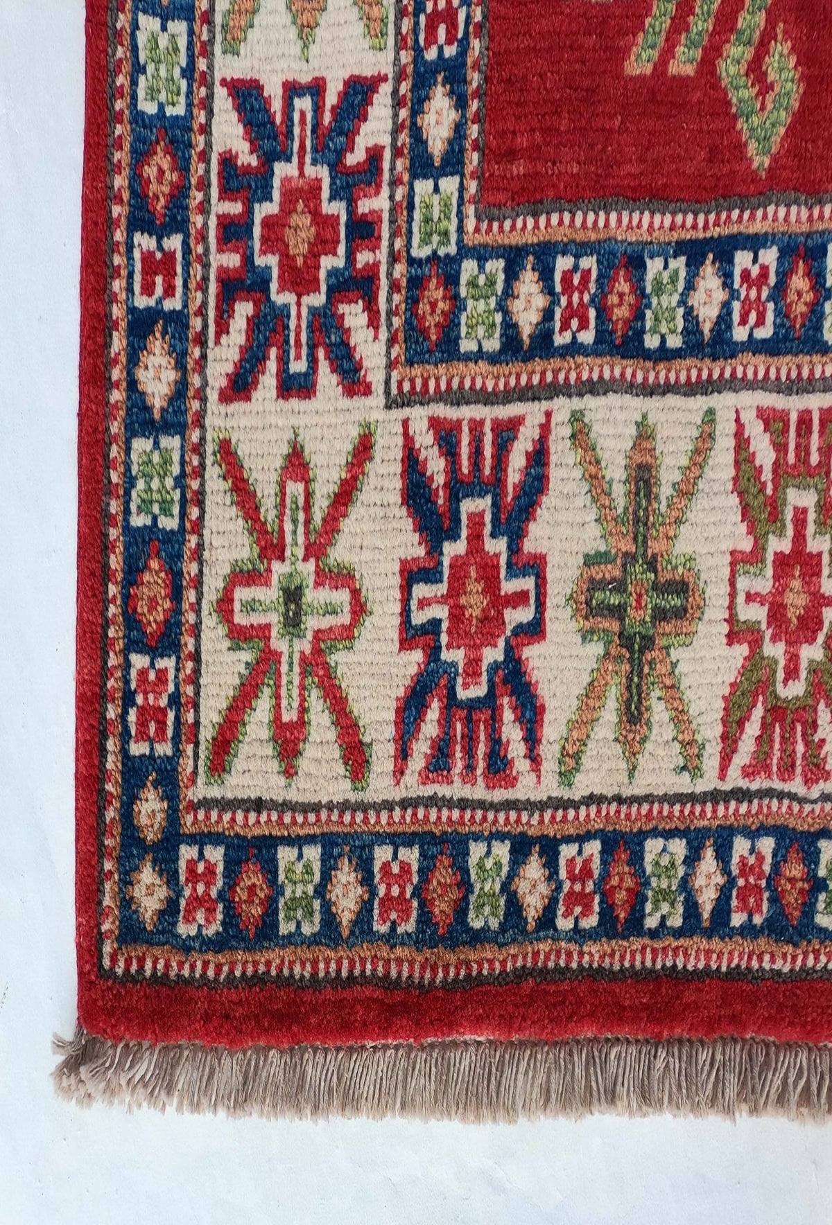 Textura gruesa y suave de lana natural en alfombra persa artesanal