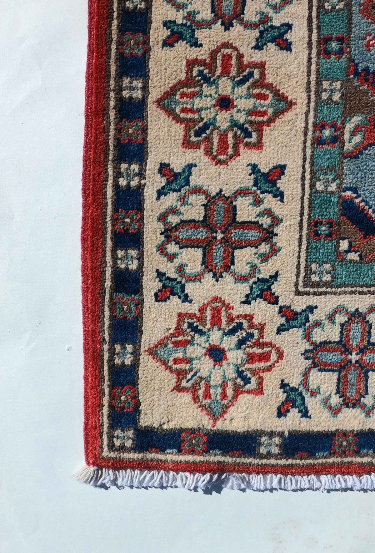 Detalle del anudado de la alfombra persa Kazak de lana