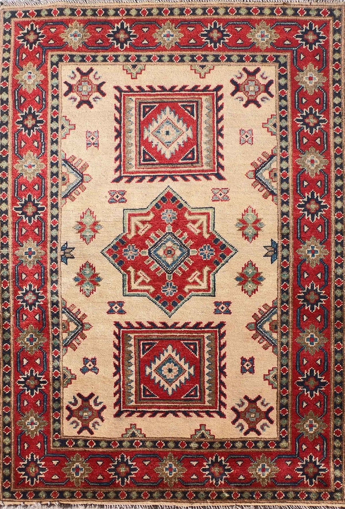 Alfombra Persa Kazak roja y beige de lana, diseño geométrico.
