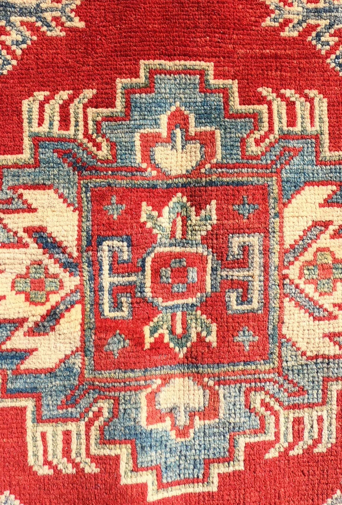 Detalle de la trama de lana de la alfombra persa Kazak