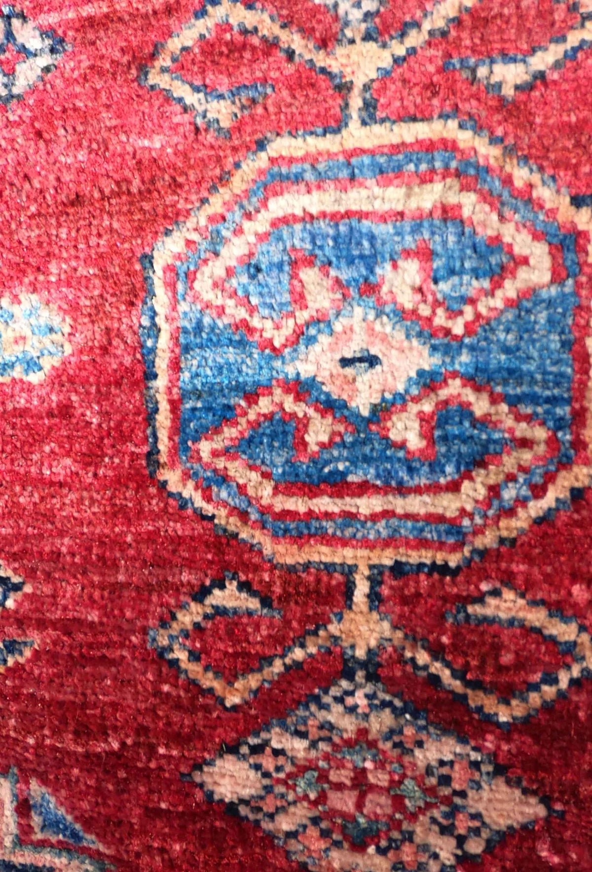 Alfombra de lana Kazak Ghazni, detalle de la trama y anudado a mano.