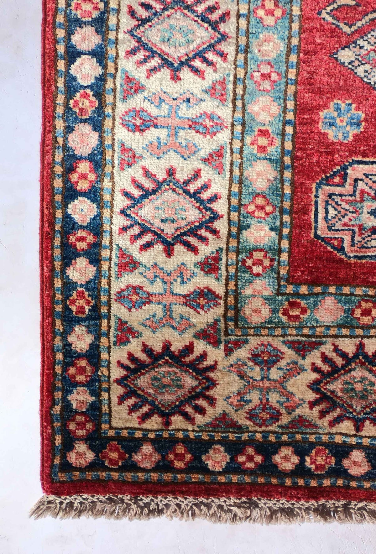 Alfombra clásica persa Kazak de lana, ideal para living o dormitorio.