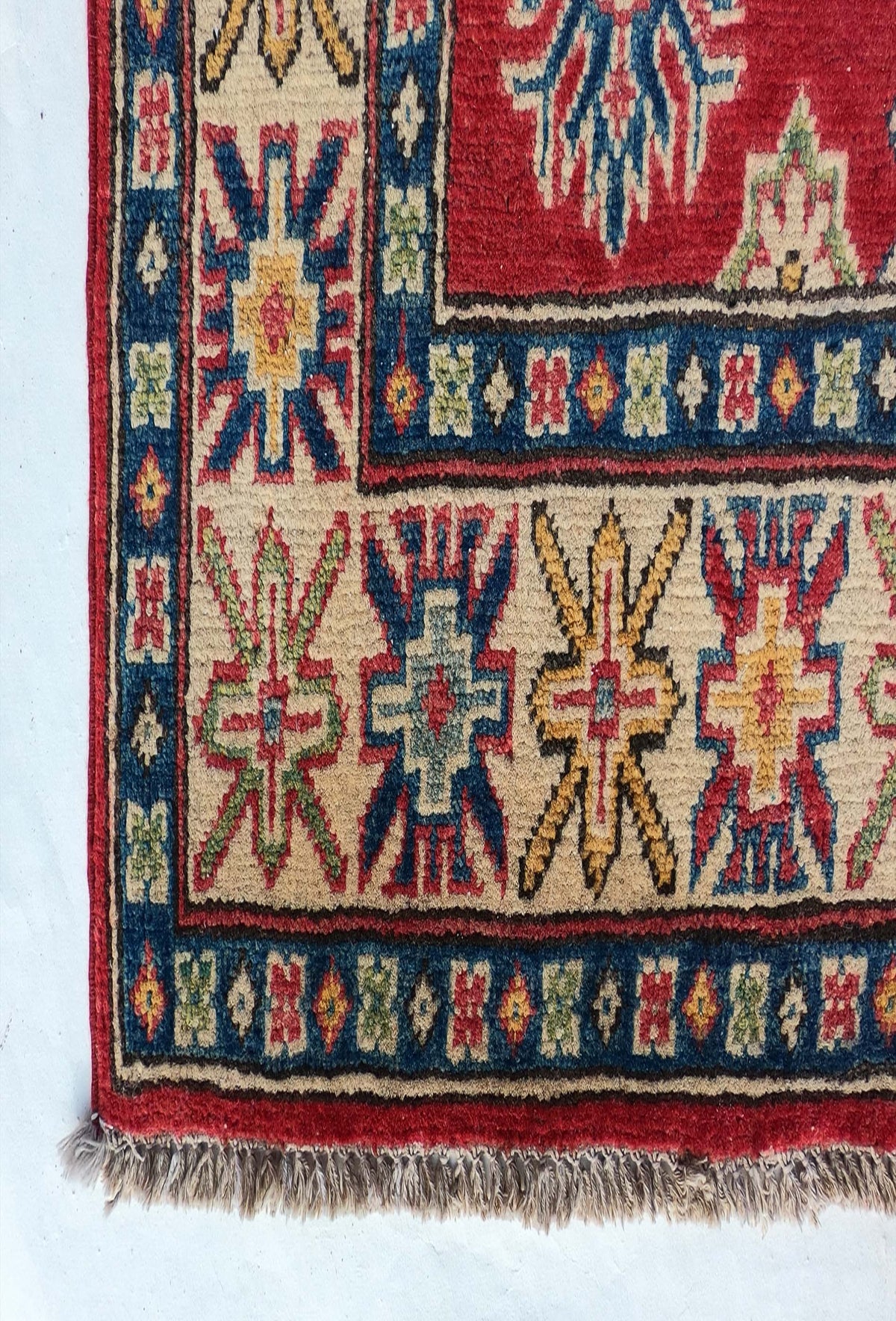 Textura gruesa y suave de lana natural en alfombra persa hecha a mano