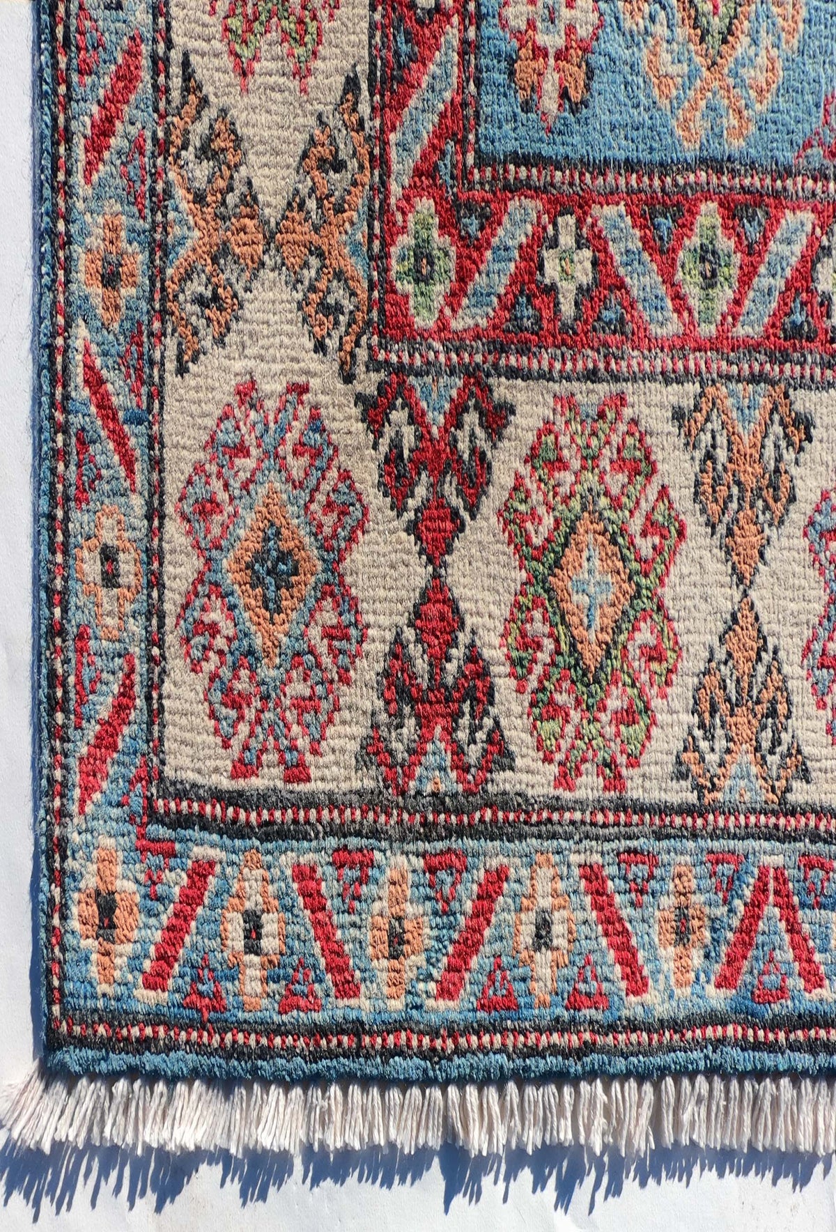 Textura gruesa y suave de lana natural en alfombra persa vintage
