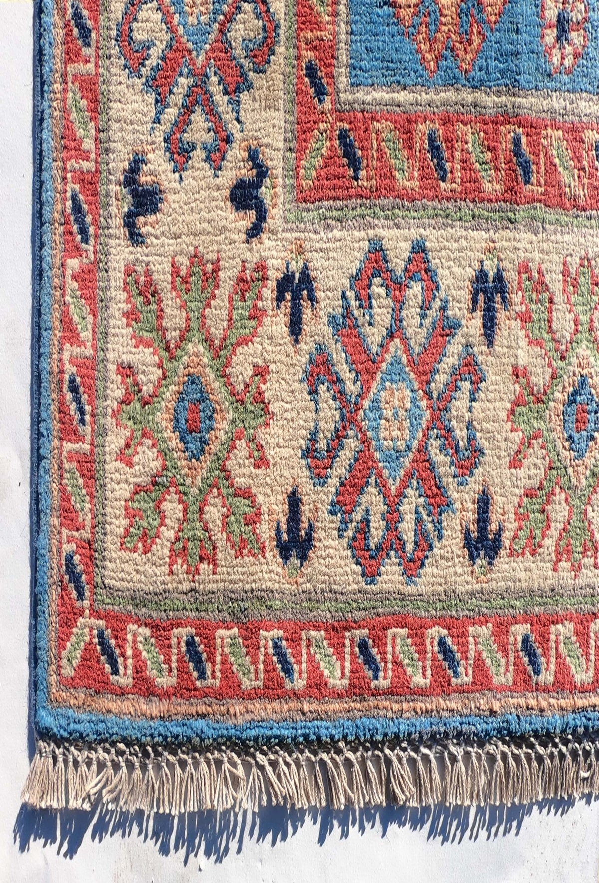 Textura gruesa y suave de la lana natural en alfombra persa vintage
