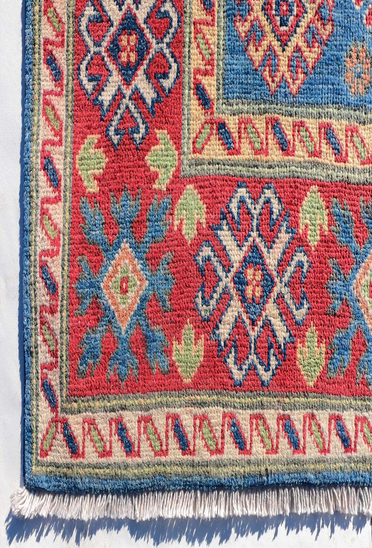 Textura gruesa de lana natural en alfombra persa artesanal