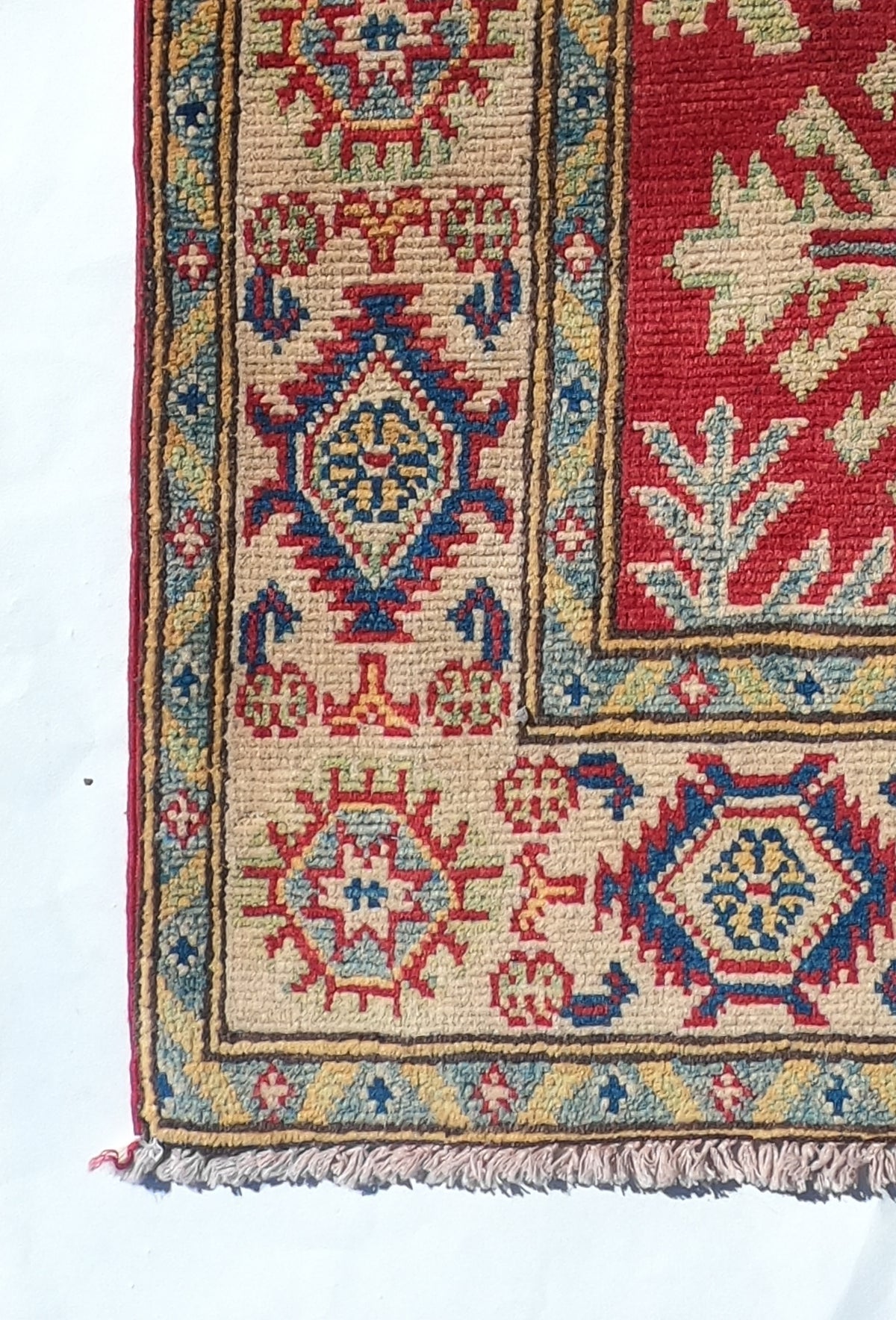 Alfombra clásica de lana Kazak en ambiente iluminado