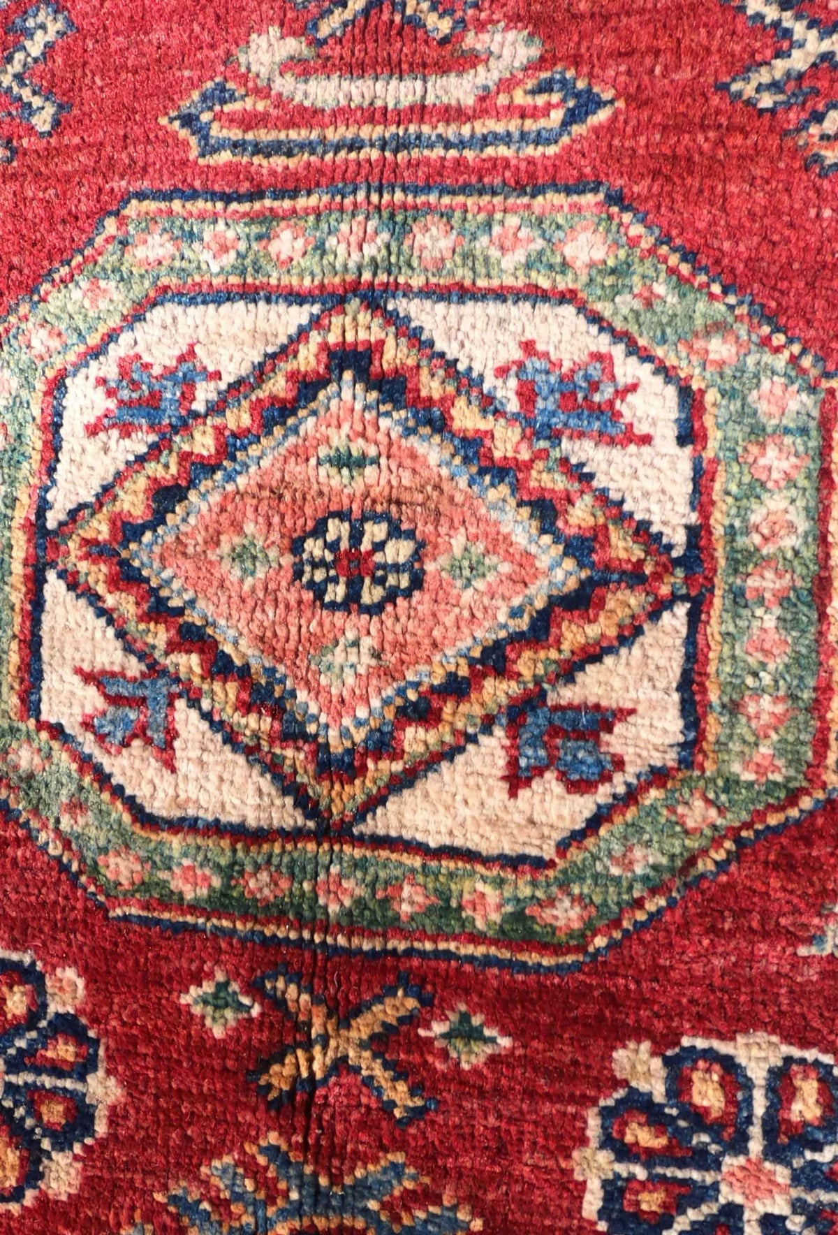 Alfombra clásica persa Kazak Ghazni en tonos rojos y azules