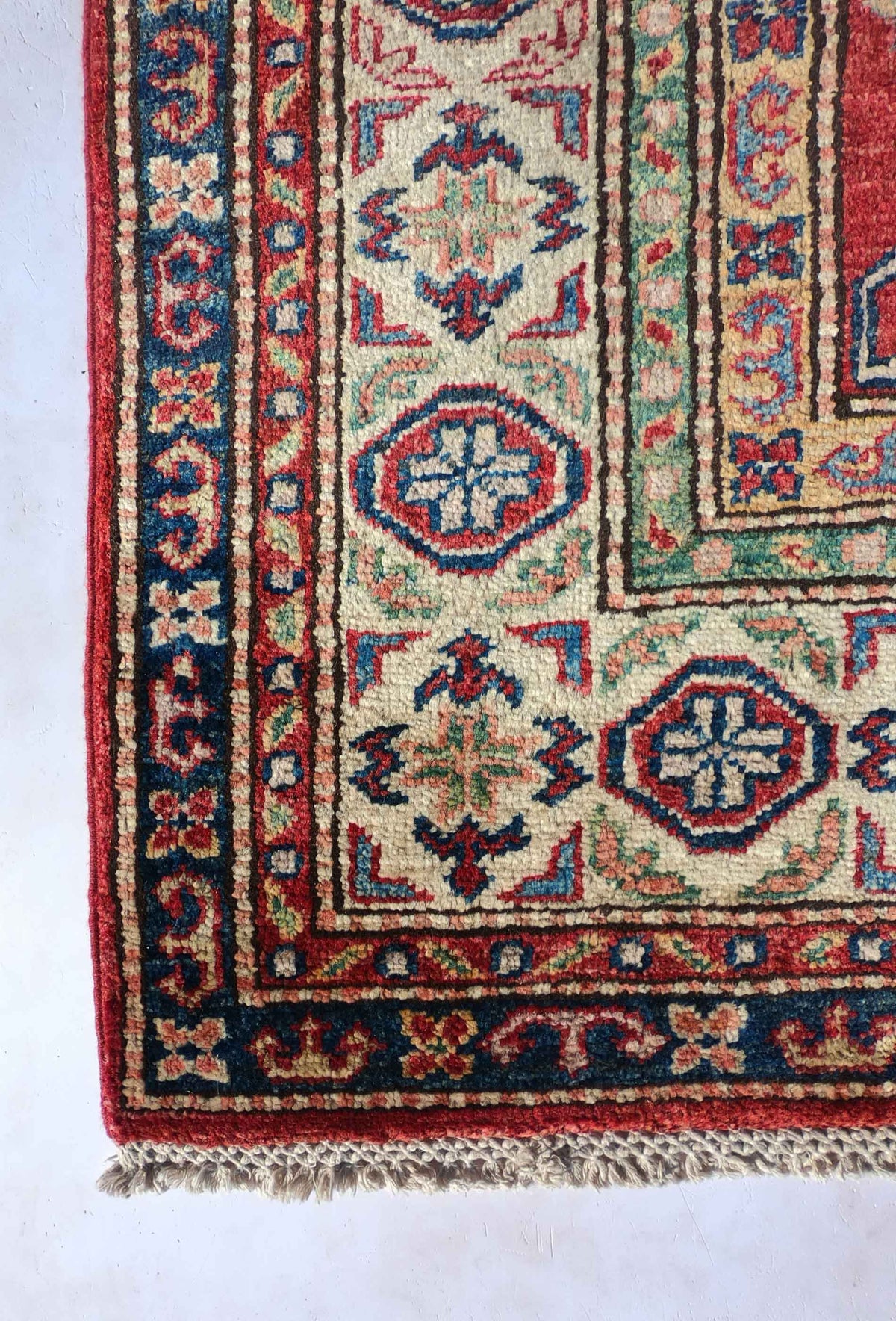 Detalle de la trama de lana de la alfombra persa Kazak Ghazni