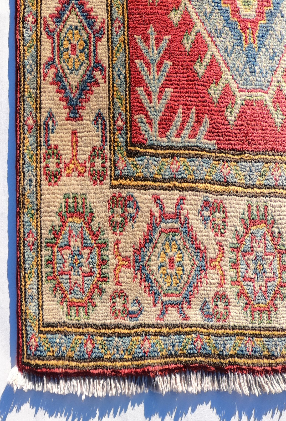 Textura gruesa y suave de lana natural en alfombra persa hecha a mano